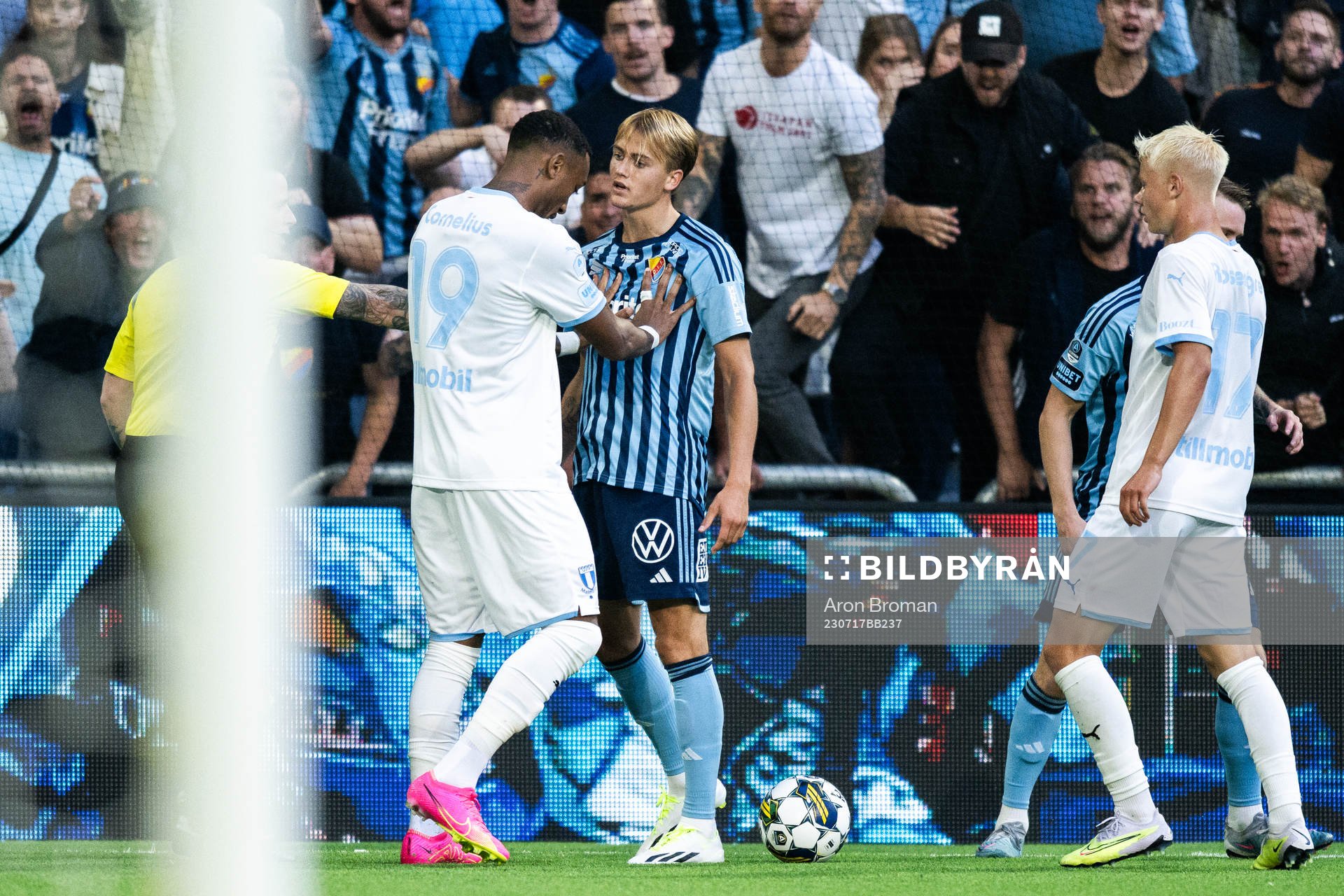 Malmö FFs Derek Cornelius och Djurgårdens Oskar Fallenius