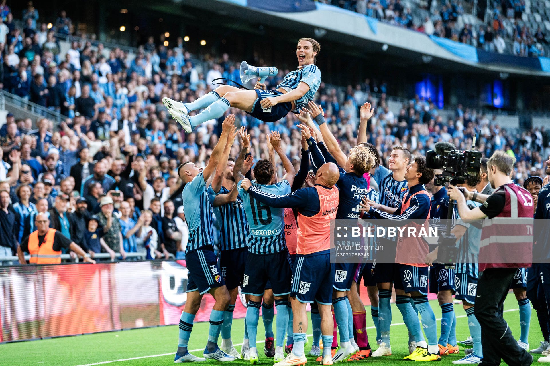 Djurgårdens Elias Andersson jublar med lagkamrater