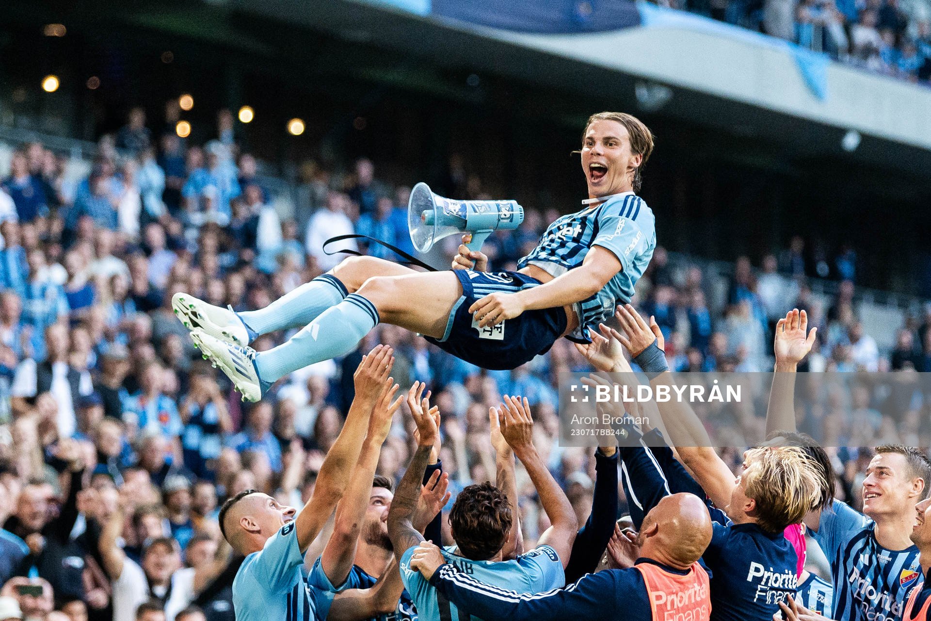 Djurgårdens Elias Andersson jublar med lagkamrater