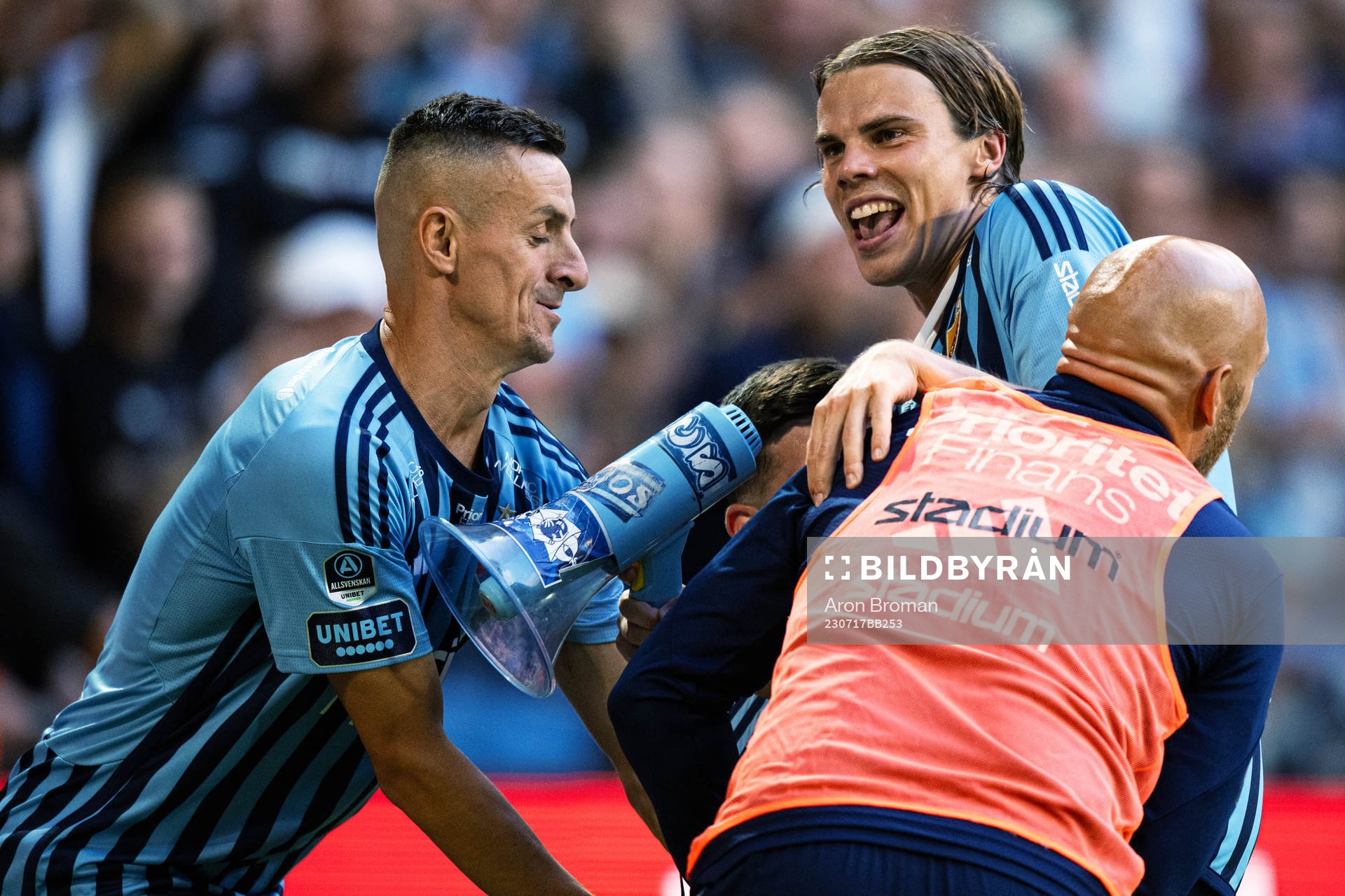 Djurgårdens Haris Radetinac och Djurgårdens Elias Andersson jublar efter fotbollsmatchen i Allsvenskan mellan Djurgården och Malmö FF den 17 juli 2023 i Stockholm. 