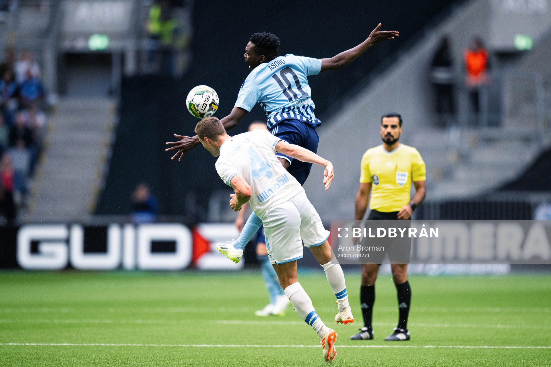 Malmö FFs Niklas Moisander och Djurgårdens Joel Asoro