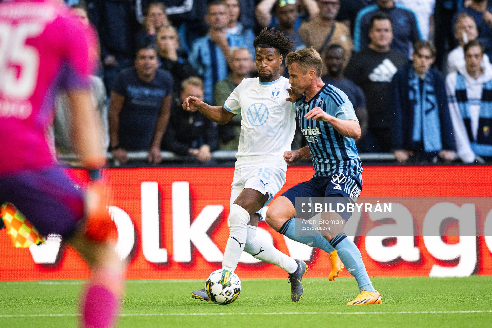 Malmö FFs Joseph Ceesay och Djurgårdens Rasmus Schuller