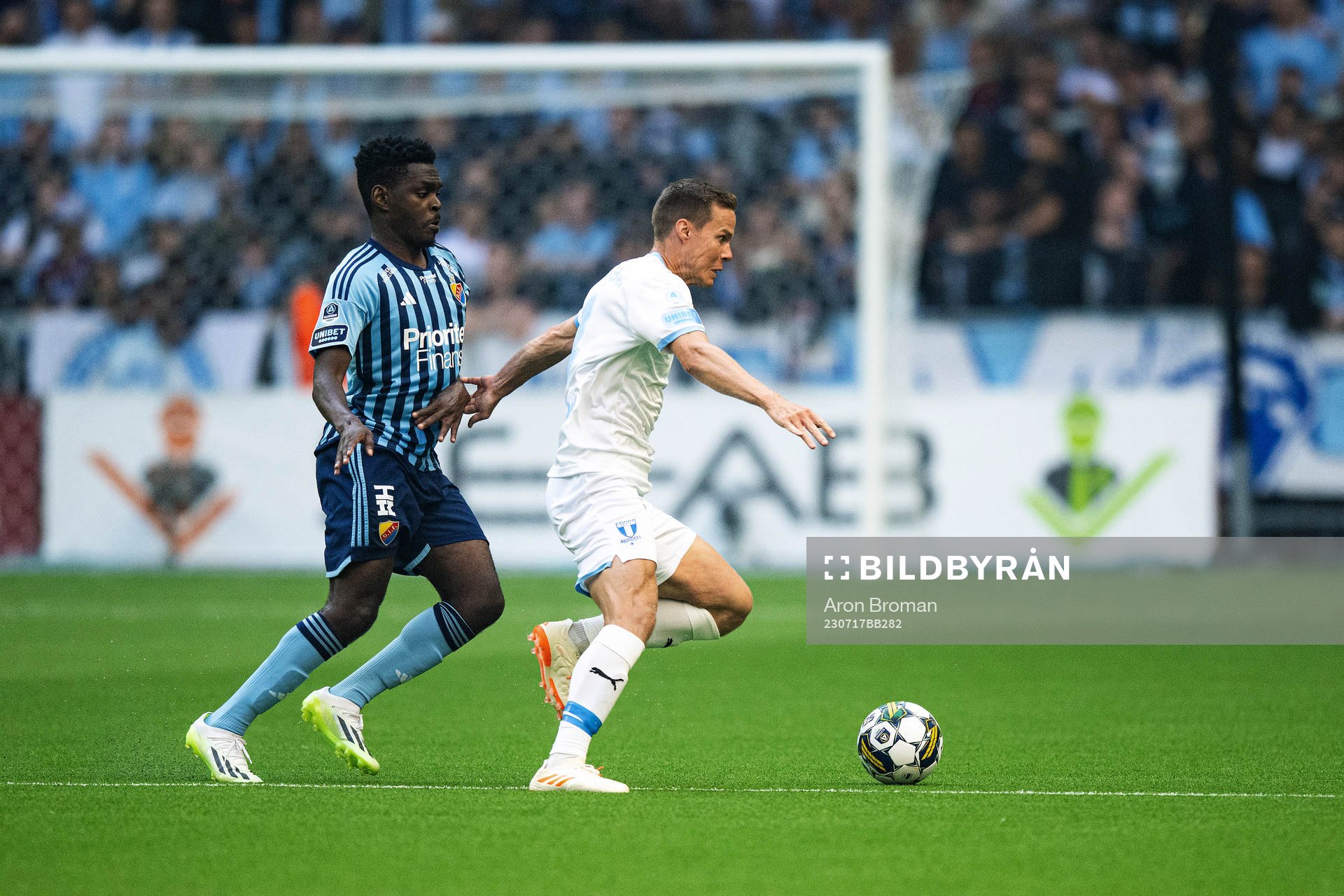 Djurgårdens Joel Asoro och Malmö FFs Niklas Moisander