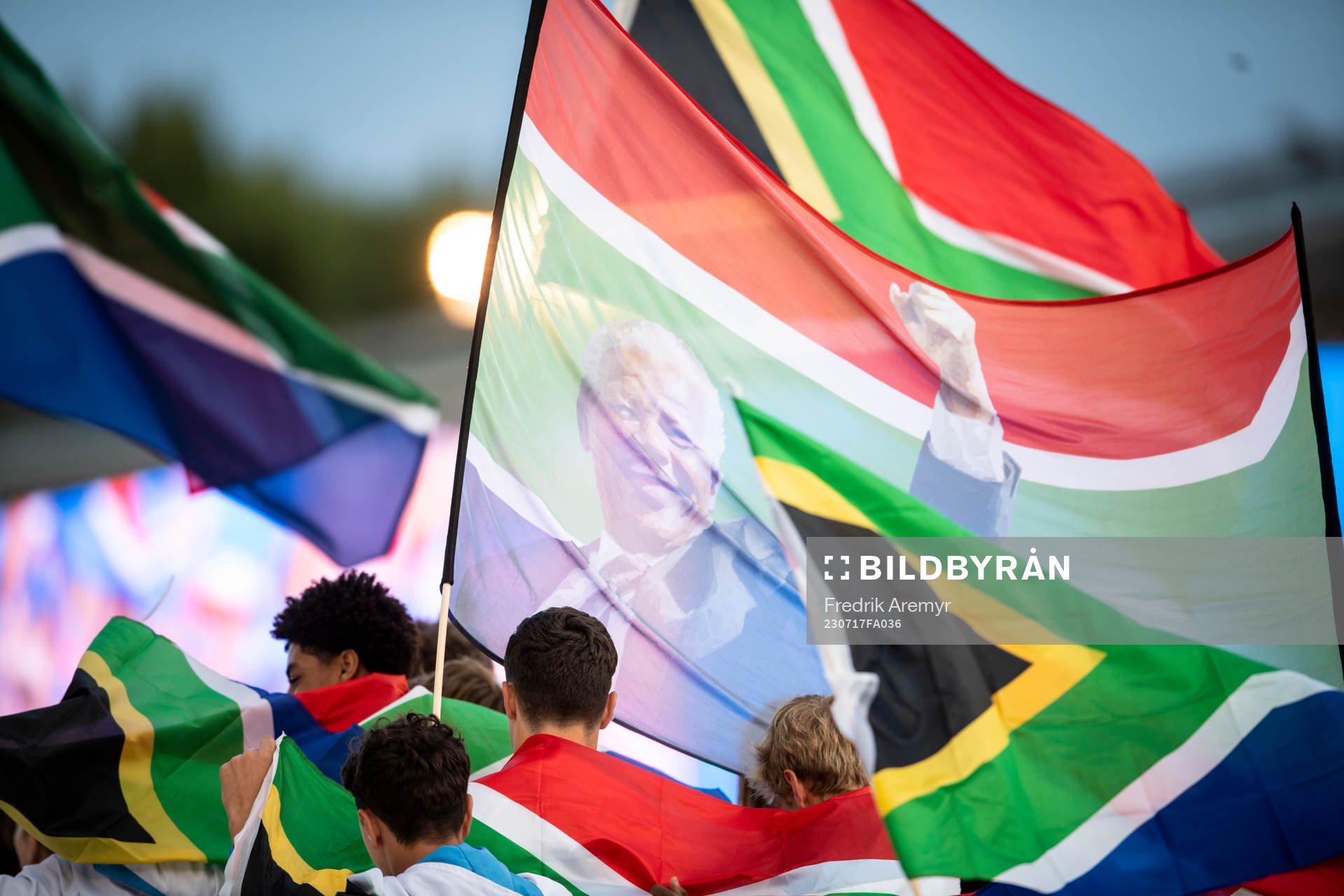 En flagga med Nelson Mandela