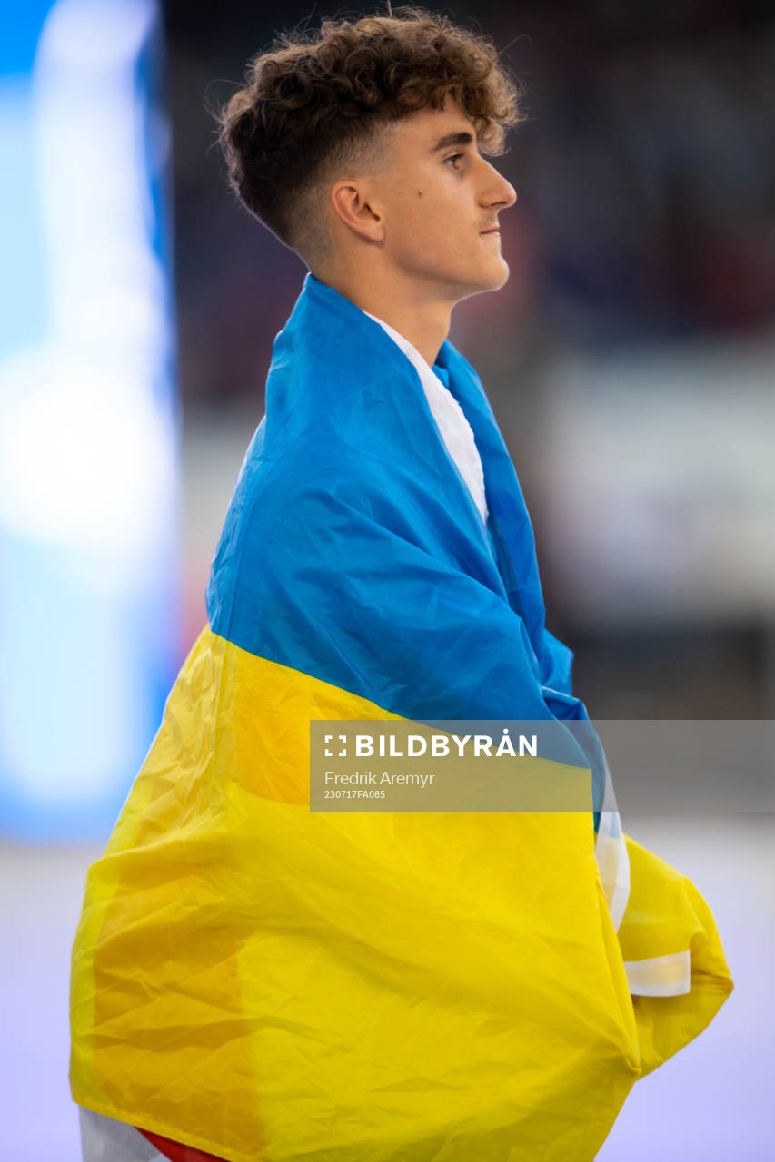 en engelsk deltagare i en Ukrainsk flagga  under invigningen av Gothia Cup den 17 juli 2023 i Göteborg. 