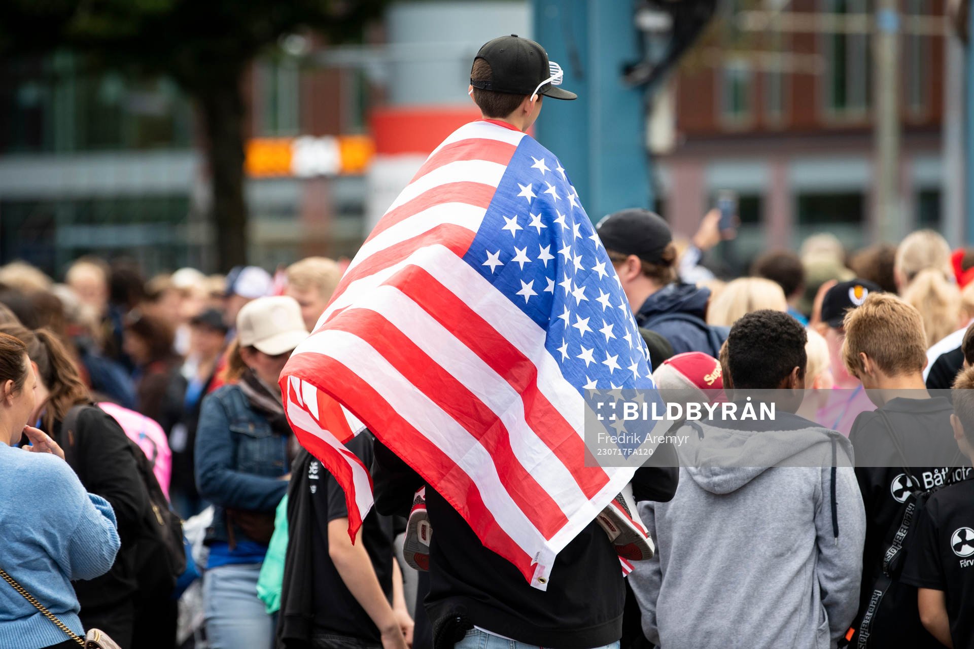 en pojke insvept i en amerikansk flagga