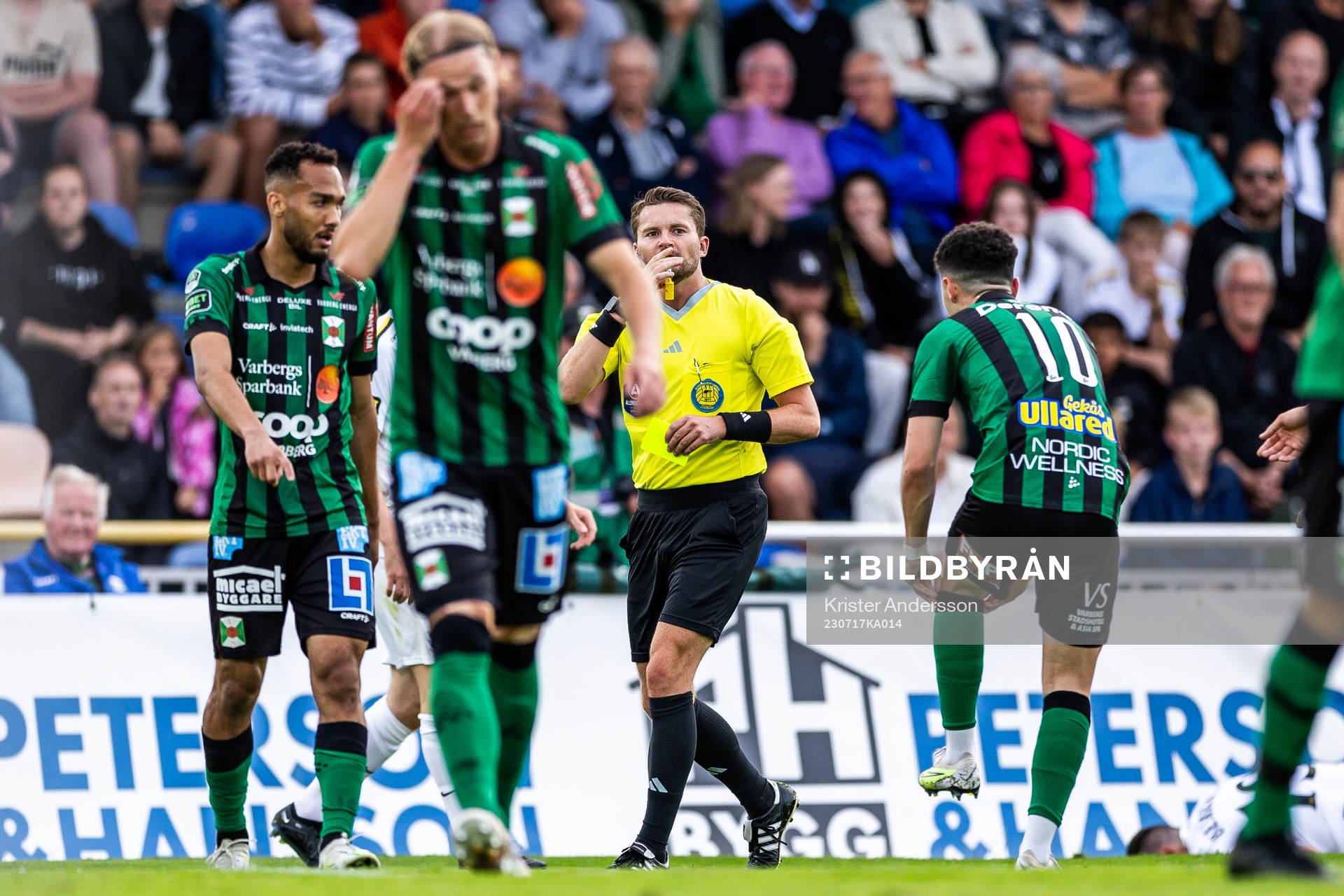 Domare Joakim Östling ger ett gult kort till Varbergs