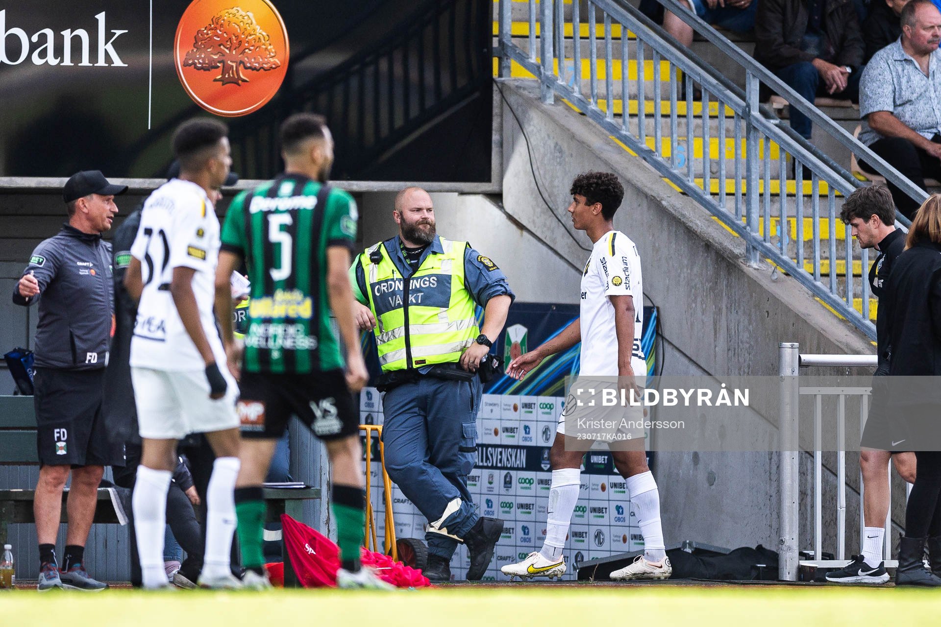 AIKs Robin Tihi lämnar planen