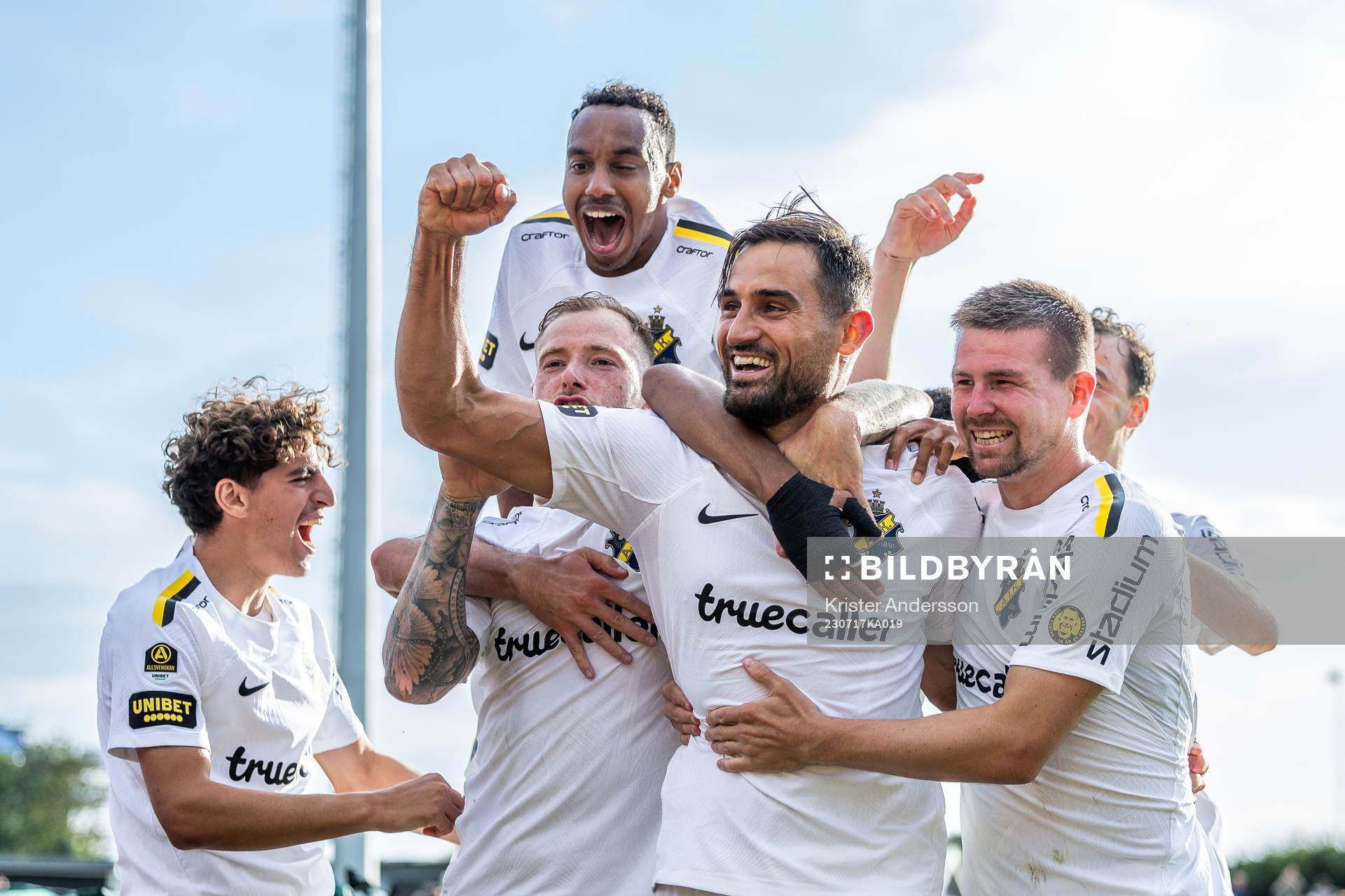 AIKs Sotirios Papagiannopoulos jublar med lagkamrater efter 0-1 under fotbollsmatchen i Allsvenskan mellan Varberg och AIK den 17 juli 2023 i Varberg.