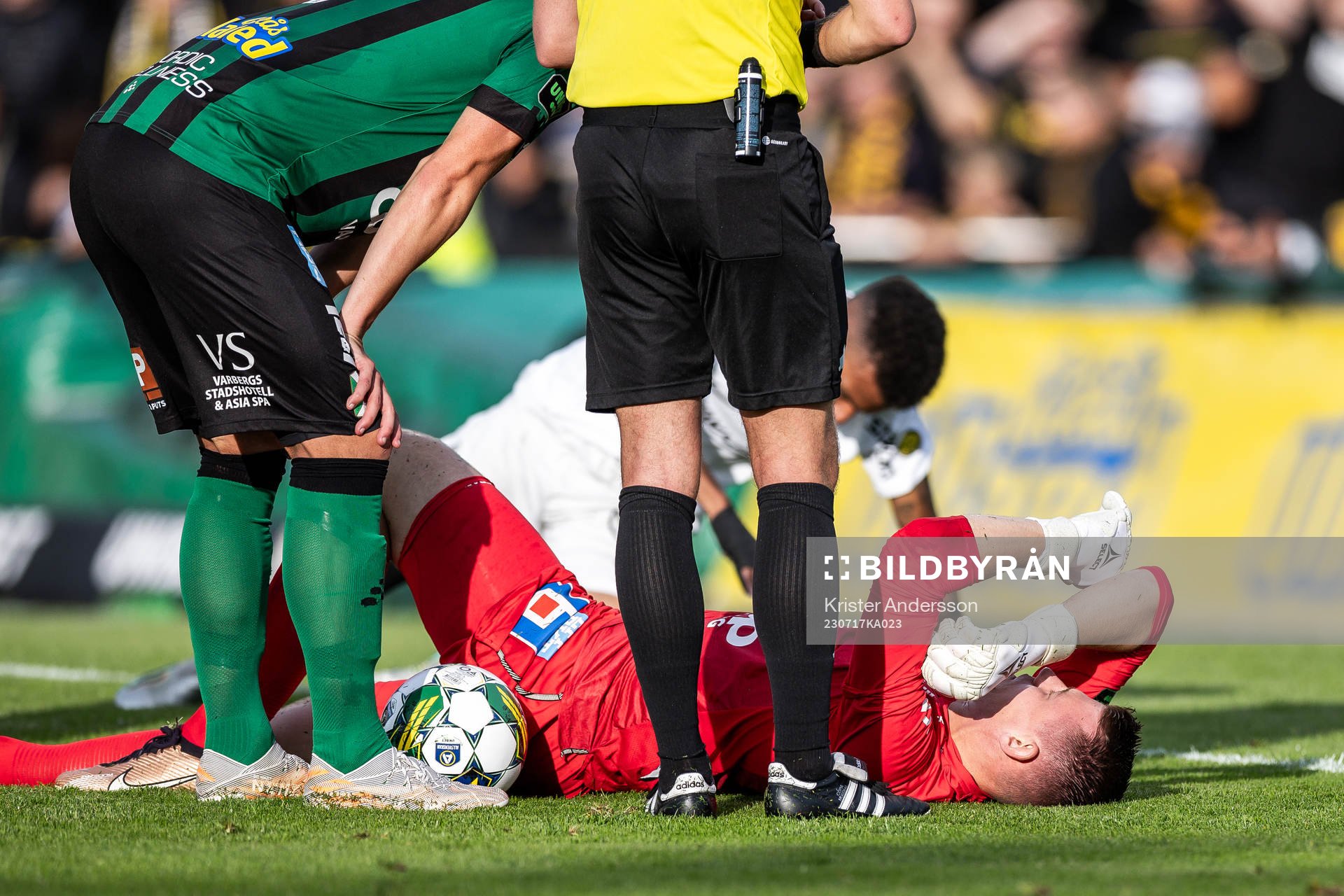 Varbergs målvakt David Olsson har ont