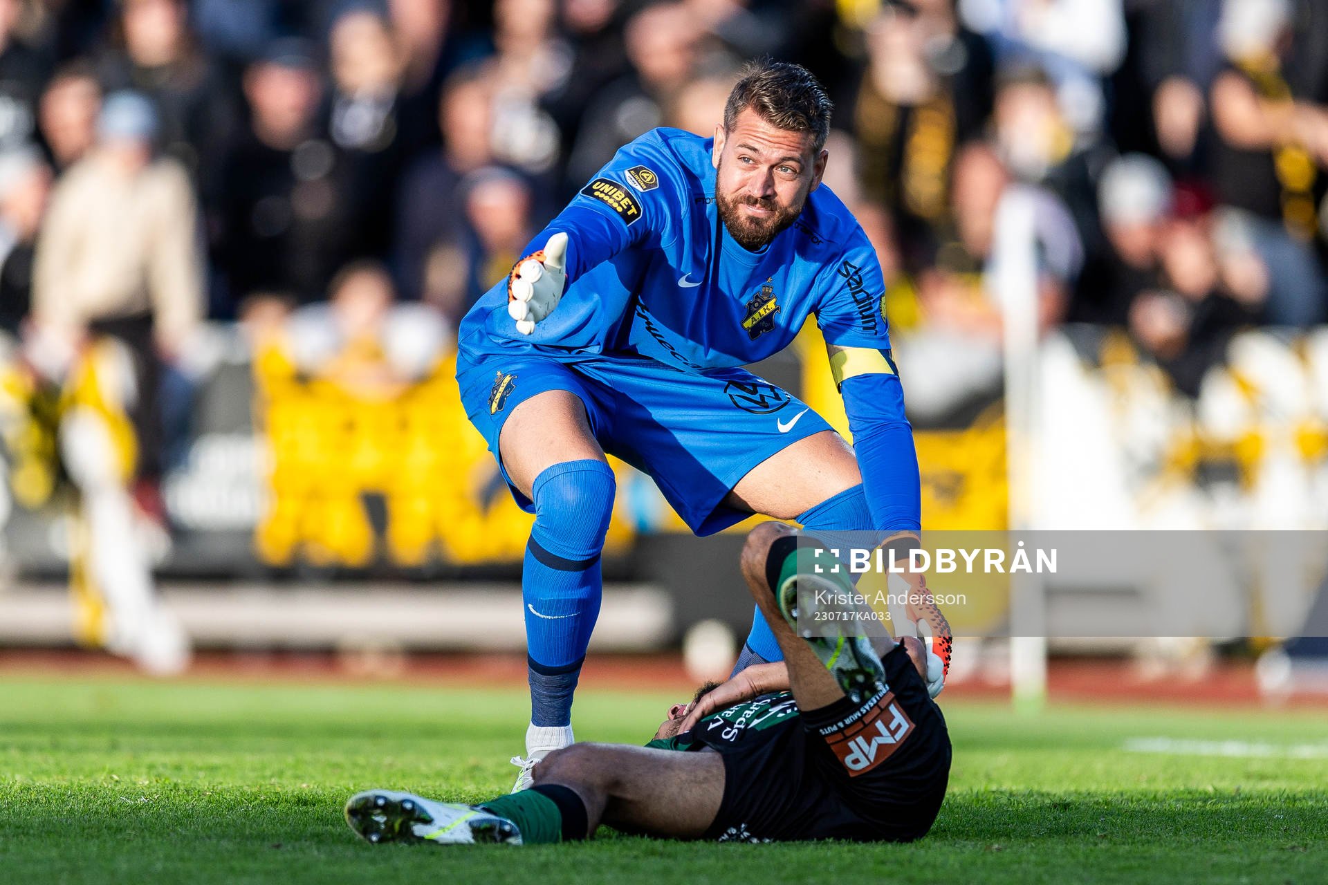 AIKs målvakt Kristoffer Nordfeldt och Varbergs Vinicius Nogueira de Oliveira har ont under fotbollsmatchen i Allsvenskan mellan Varberg och AIK den 17 juli 2023 i Varberg.