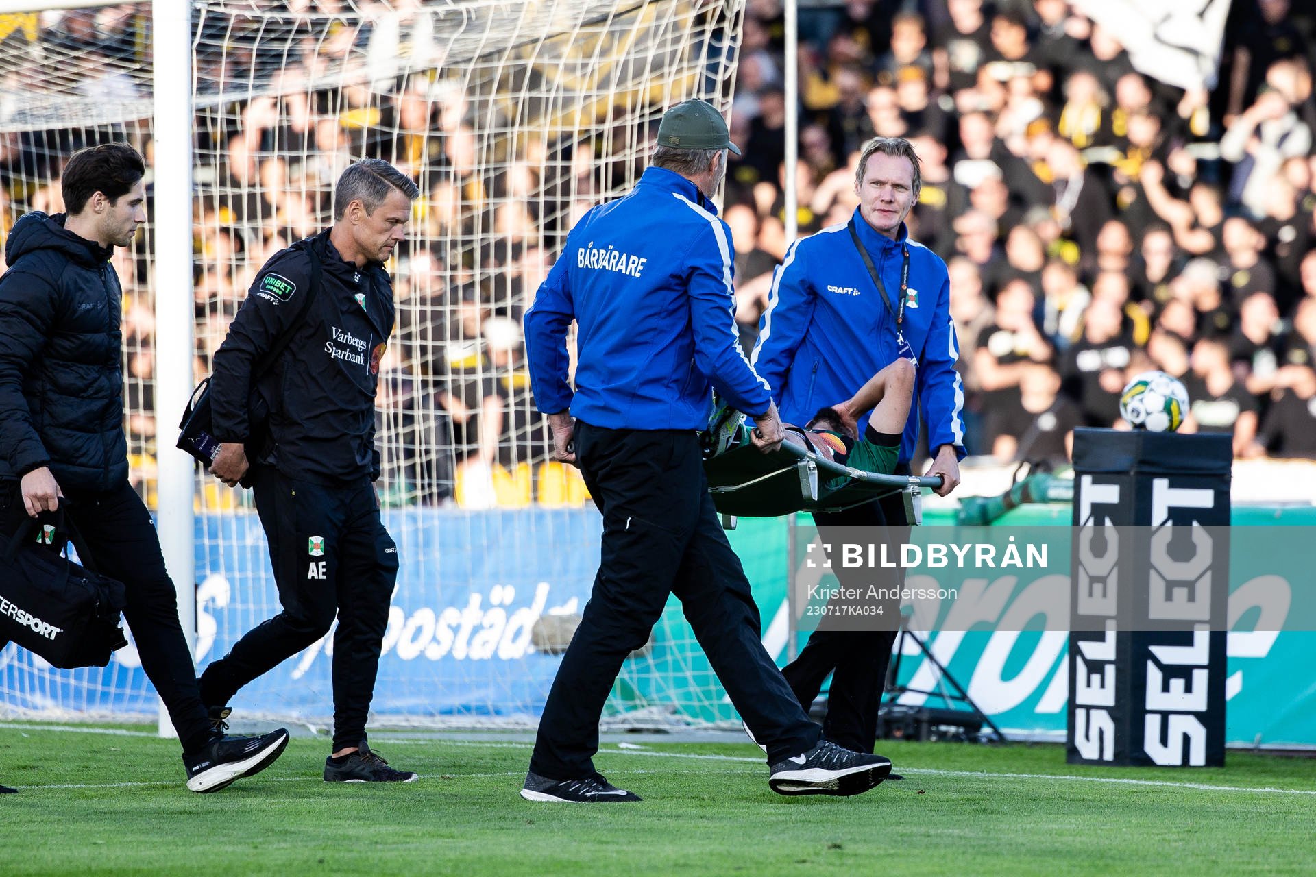Varbergs Vinicius Nogueira de Oliveira bärs ut på bår