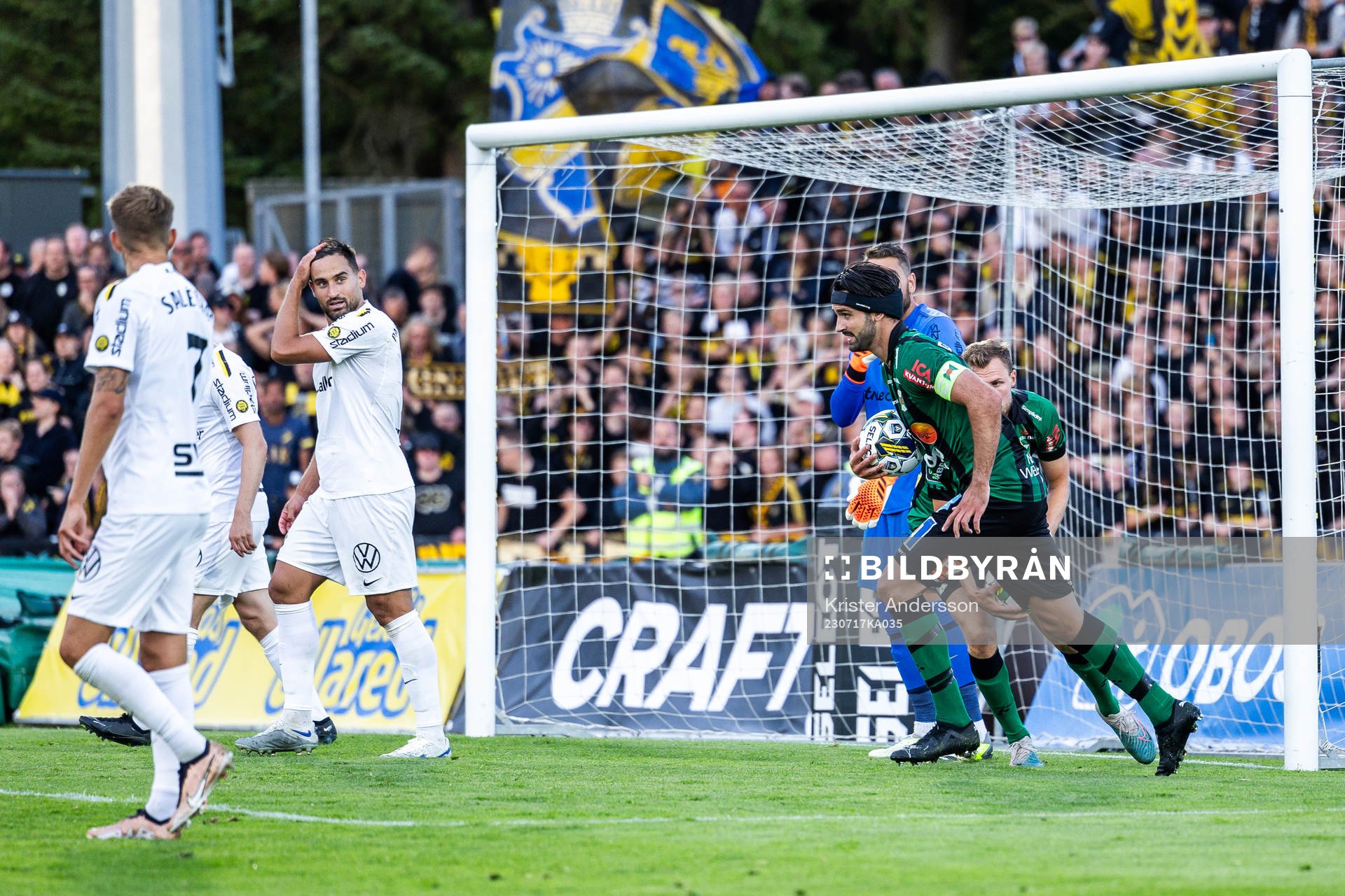 Varbergs Oliver Stanisic jublar efter 1-2 under fotbollsmatchen i Allsvenskan mellan Varberg och AIK den 17 juli 2023 i Varberg. 