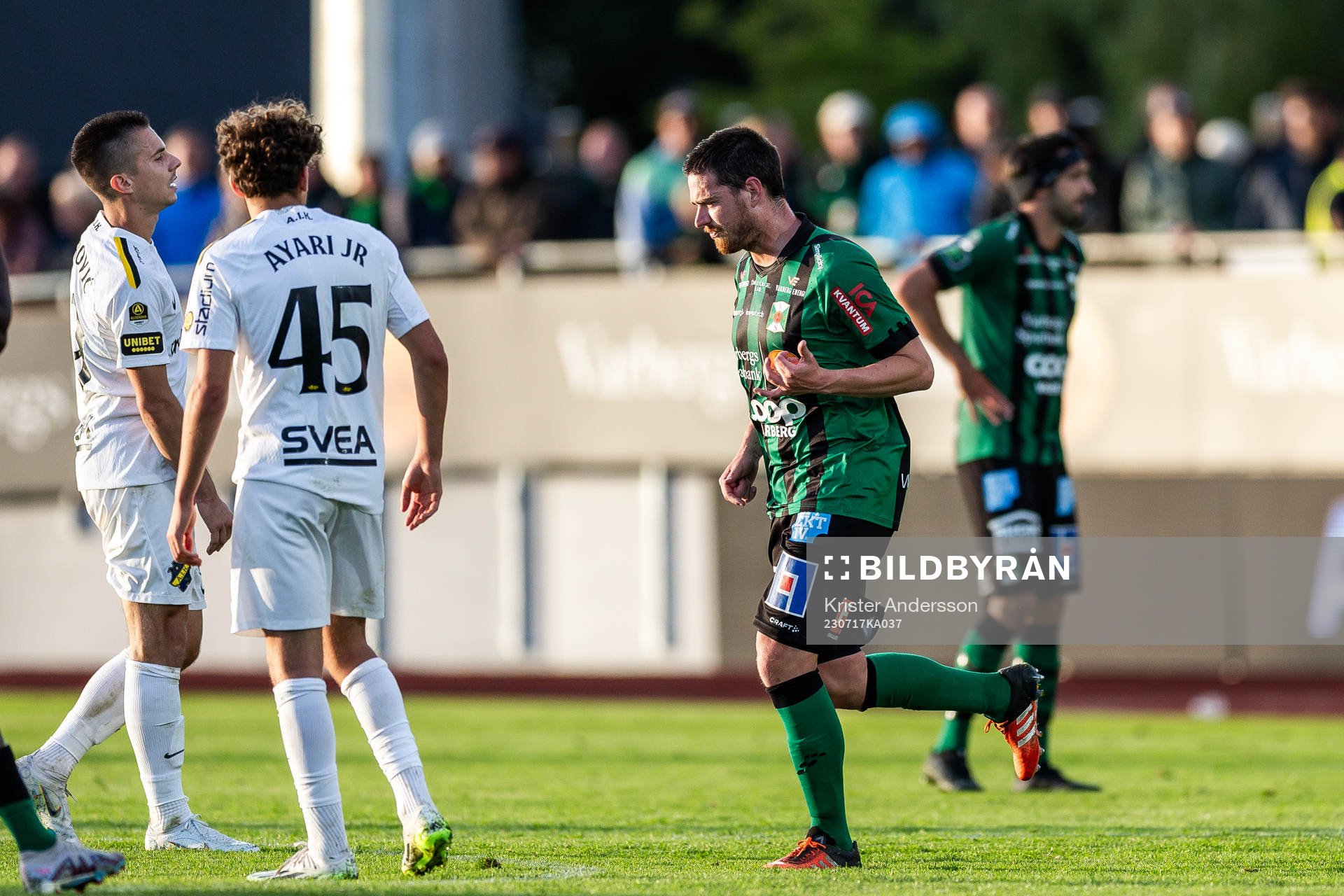 Varbergs Robin Tranberg får ett rött kort