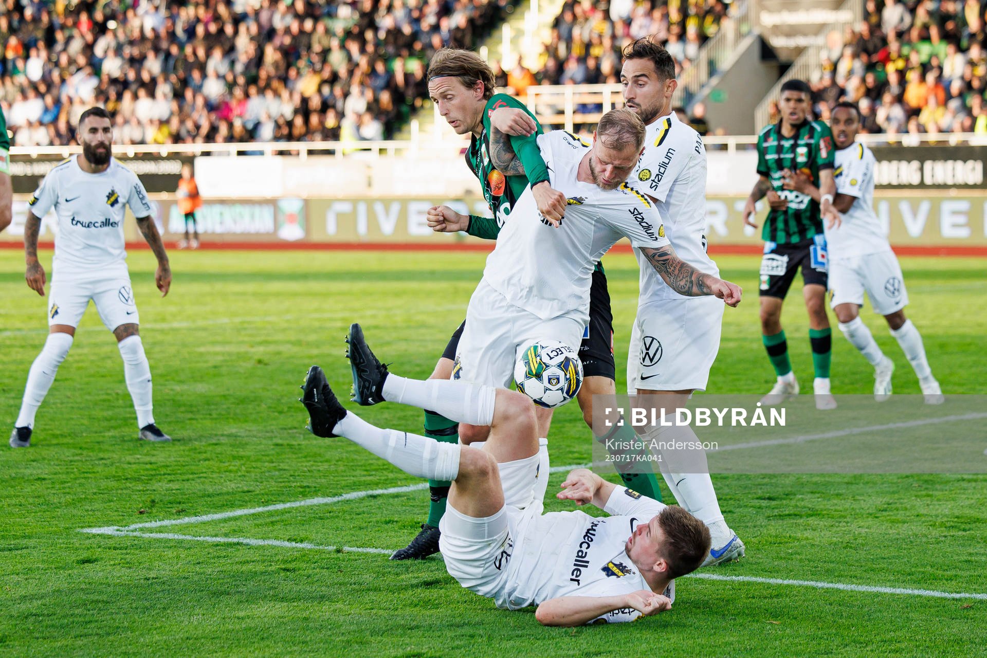 Varbergs Joakim Lindner i kamp med AIKs John Guidetti och Sotirios Papagiannopoulos under fotbollsmatchen i Allsvenskan mellan Varberg och AIK den 17 juli 2023 i Varberg.