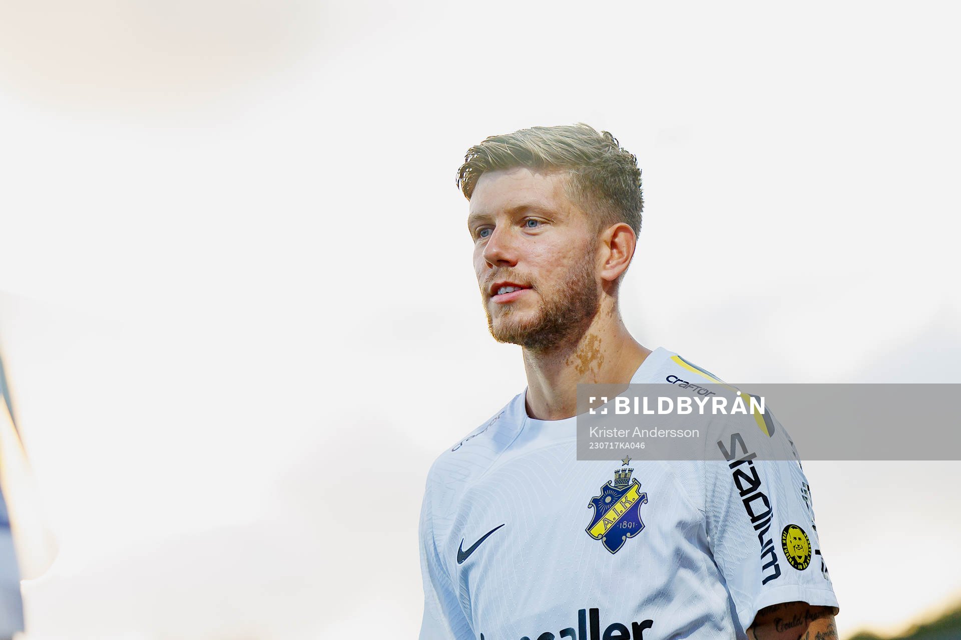 AIKs Anton Salétros jublar efter fotbollsmatchen i Allsvenskan mellan Varberg och AIK den 17 juli 2023 i Varberg. 