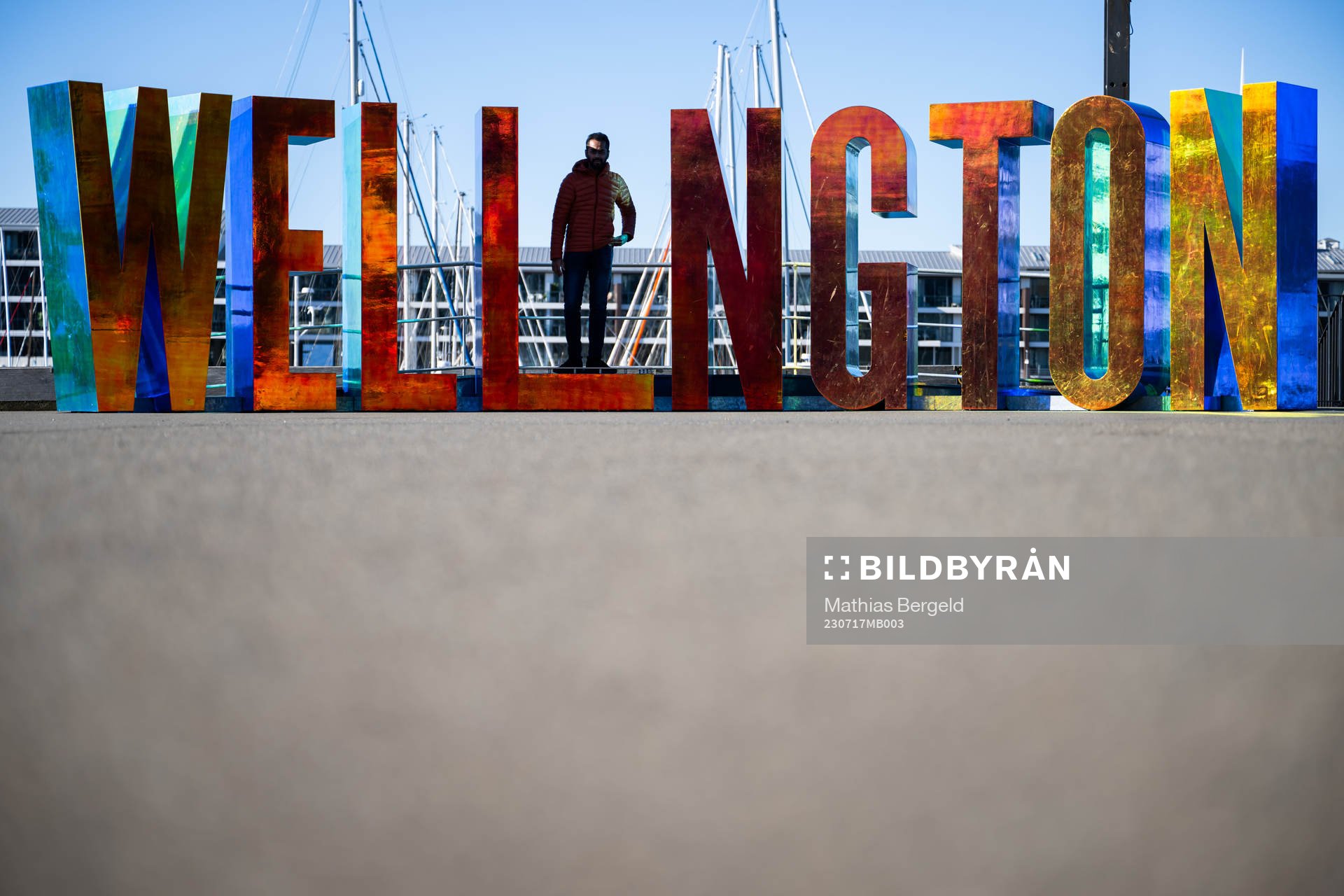 A man stands among letters spelling ”Wellington”