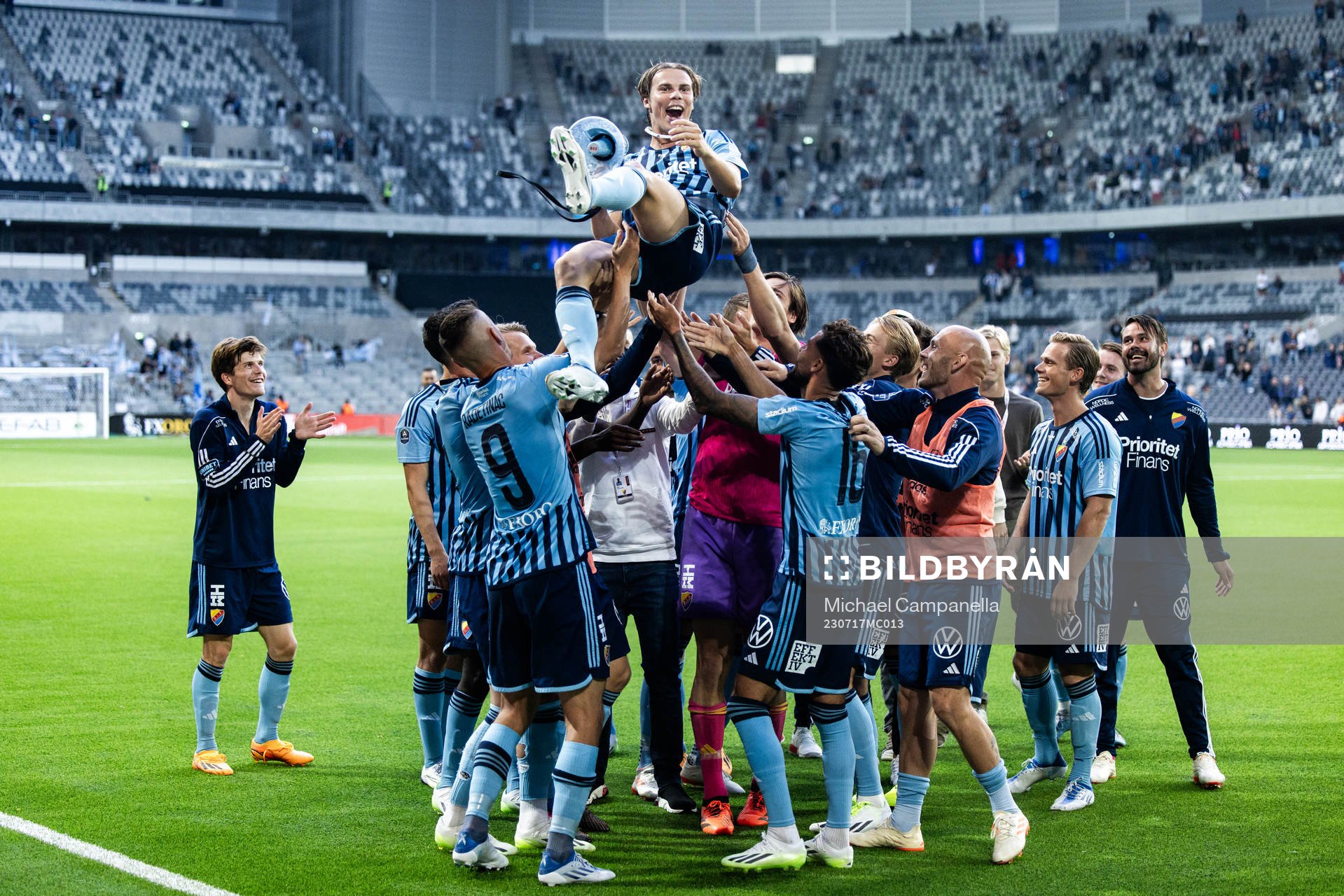 Djurgårdens Elias Andersson jublar med lagkamrater