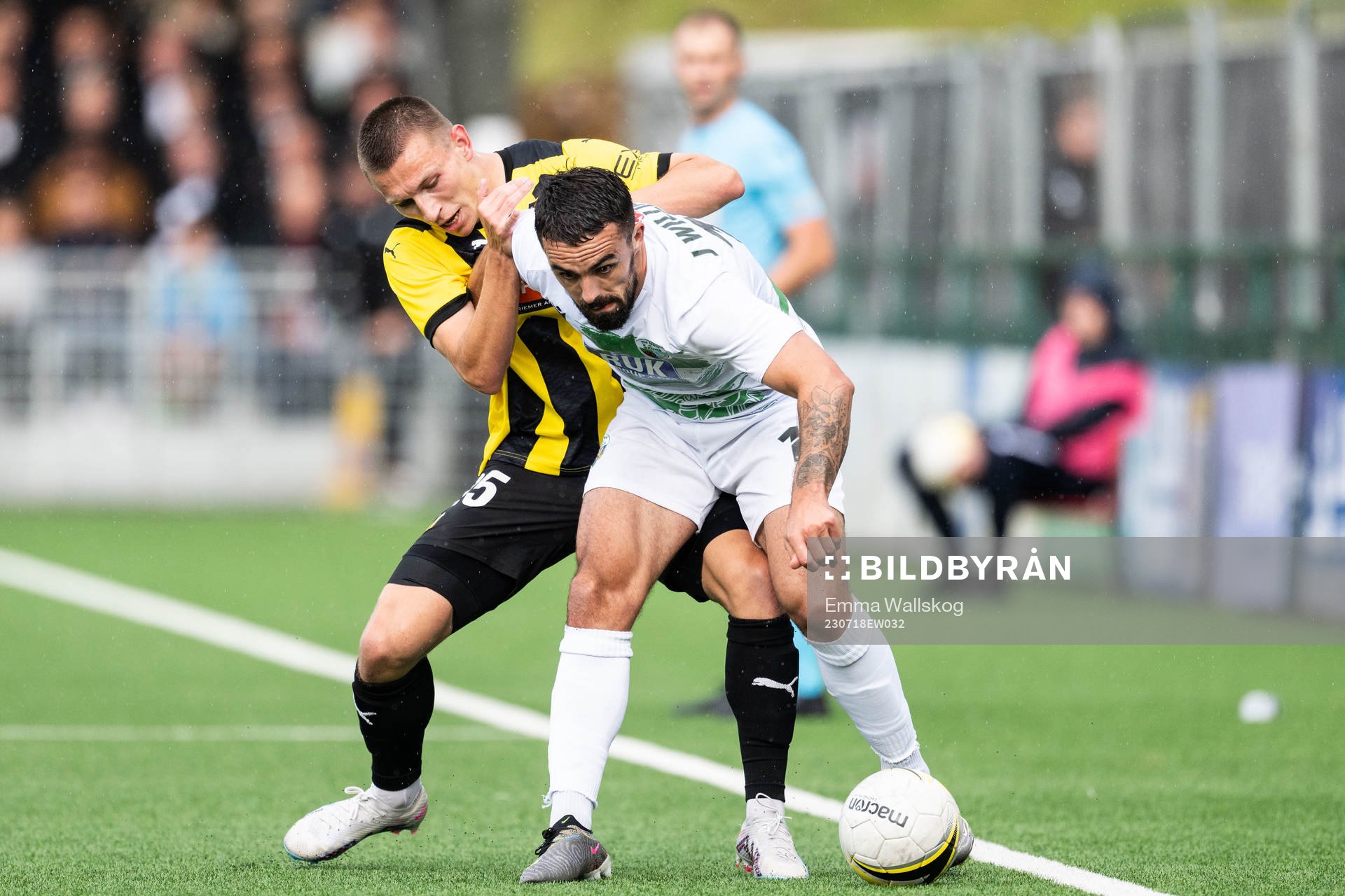 Kristoffer Lund Hansen of BK Häcken and Jordan Williams of