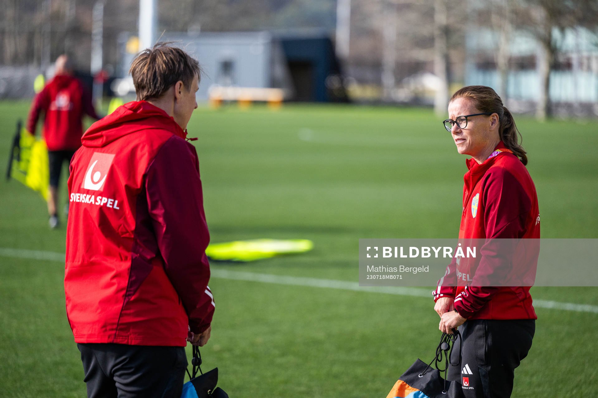 Equipment manager Jessica Karlsson and Sara Thunebro of the