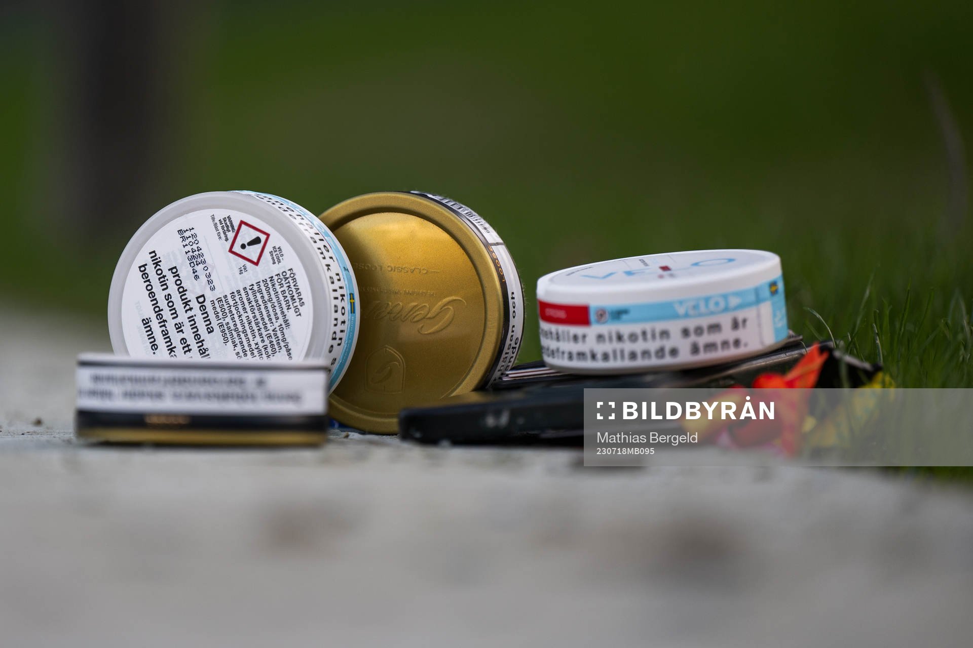 Snus and nicotine pouches belonging to goalkeeper coach