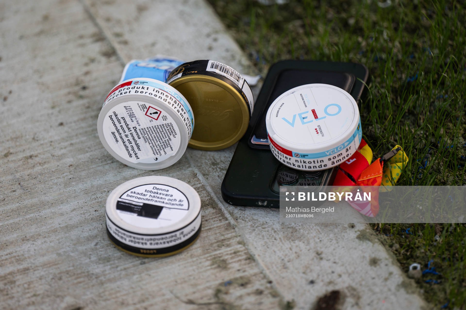 Snus and nicotine pouches belonging to goalkeeper coach