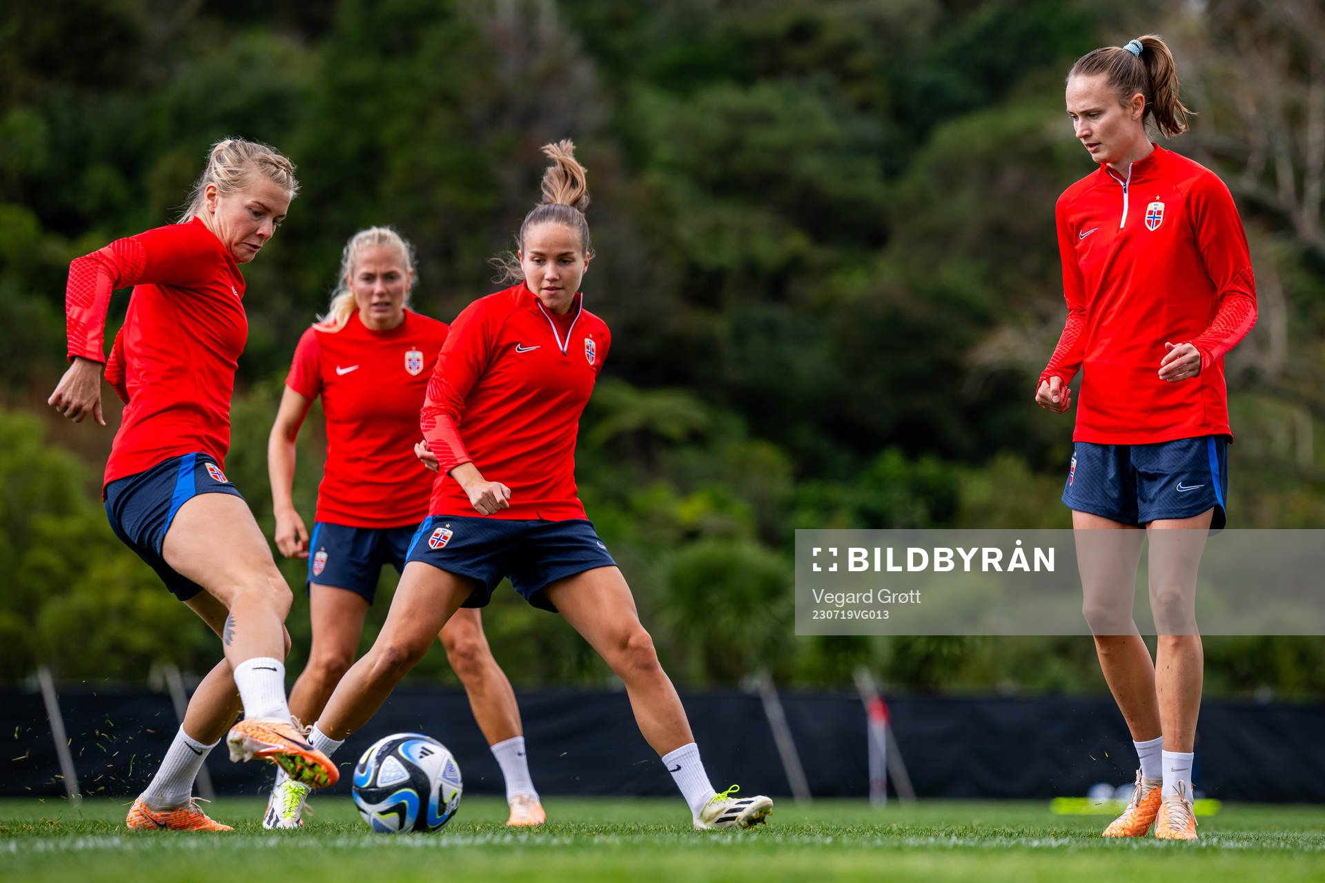 Ada Hegerberg, Guro Bergsvand, Guro Reiten and Caroline