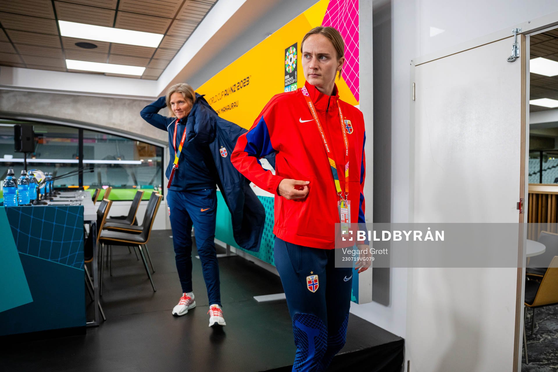 Head coach Hege Riise and Caroline Graham Hansen of the