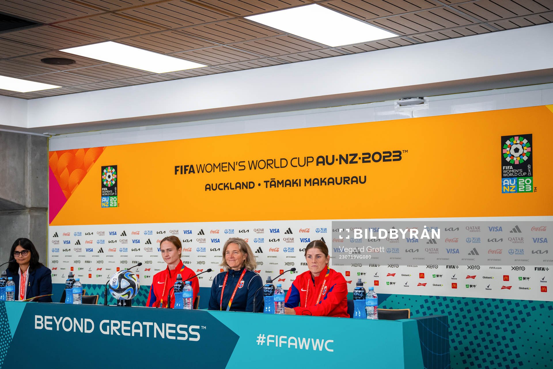 Caroline Graham Hansen, head coach Hege Riise and Maren