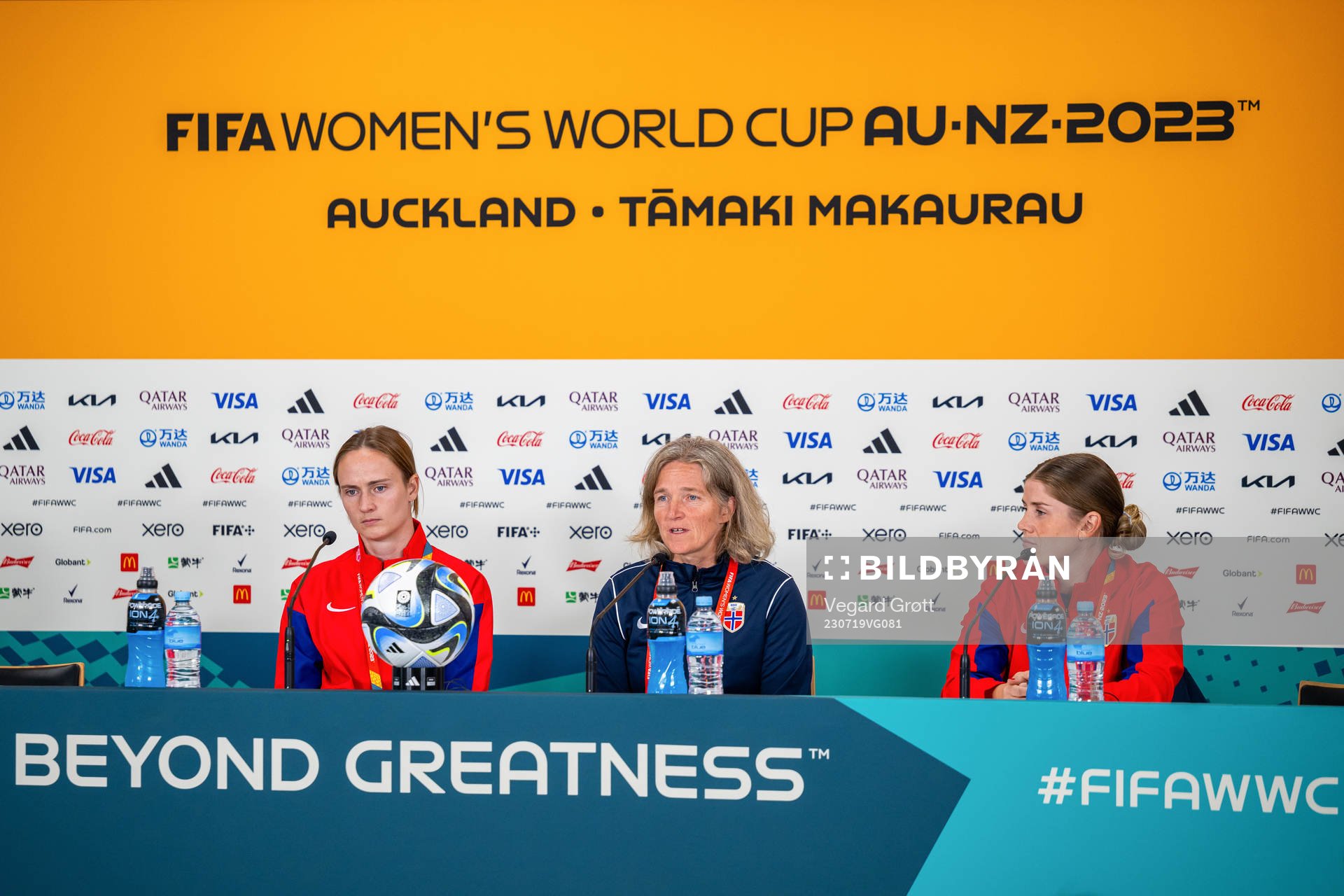 Caroline Graham Hansen, head coach Hege Riise and Maren