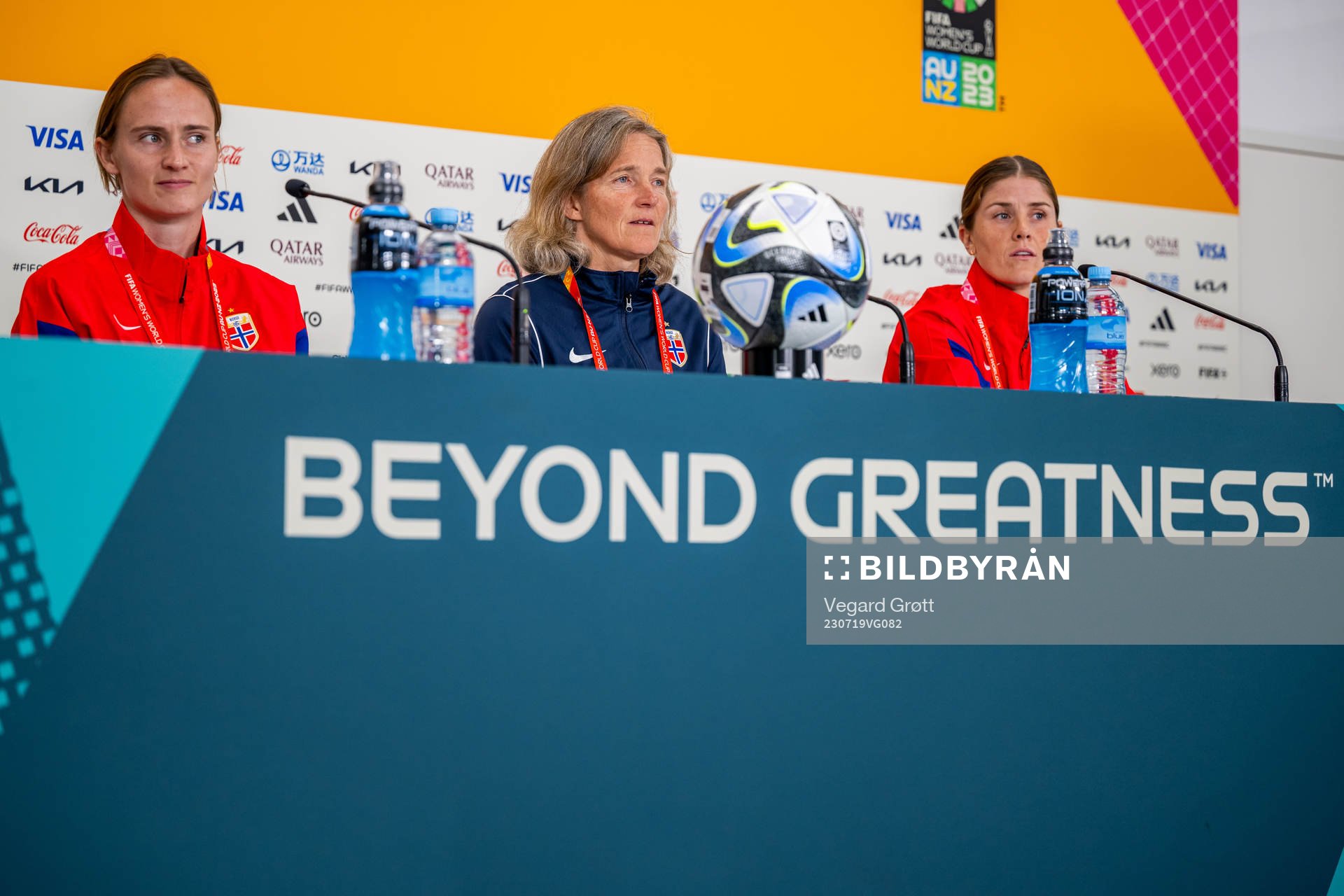 Caroline Graham Hansen, head coach Hege Riise and Maren