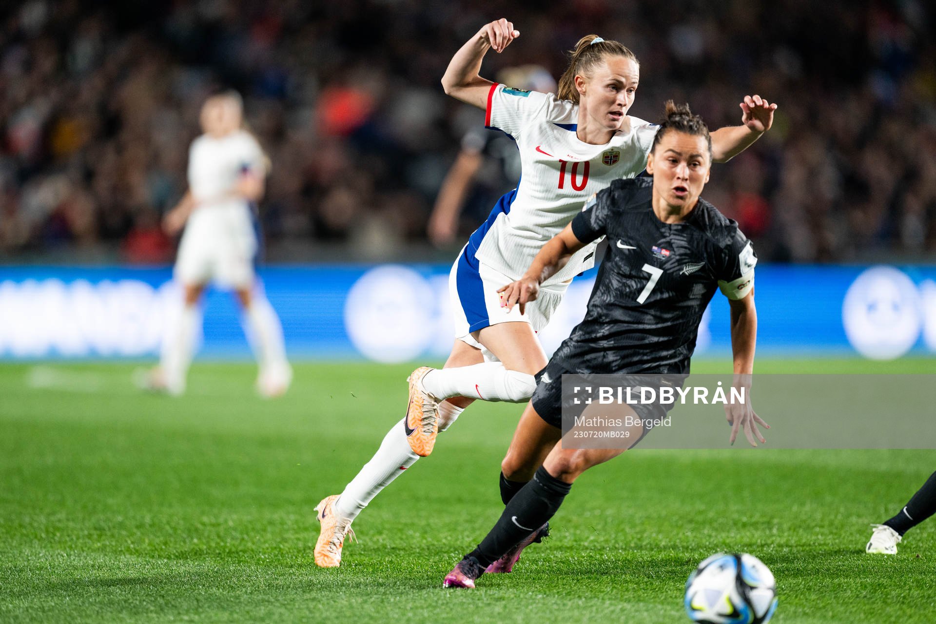Caroline Graham Hansen of Norway and Ali Riley of New