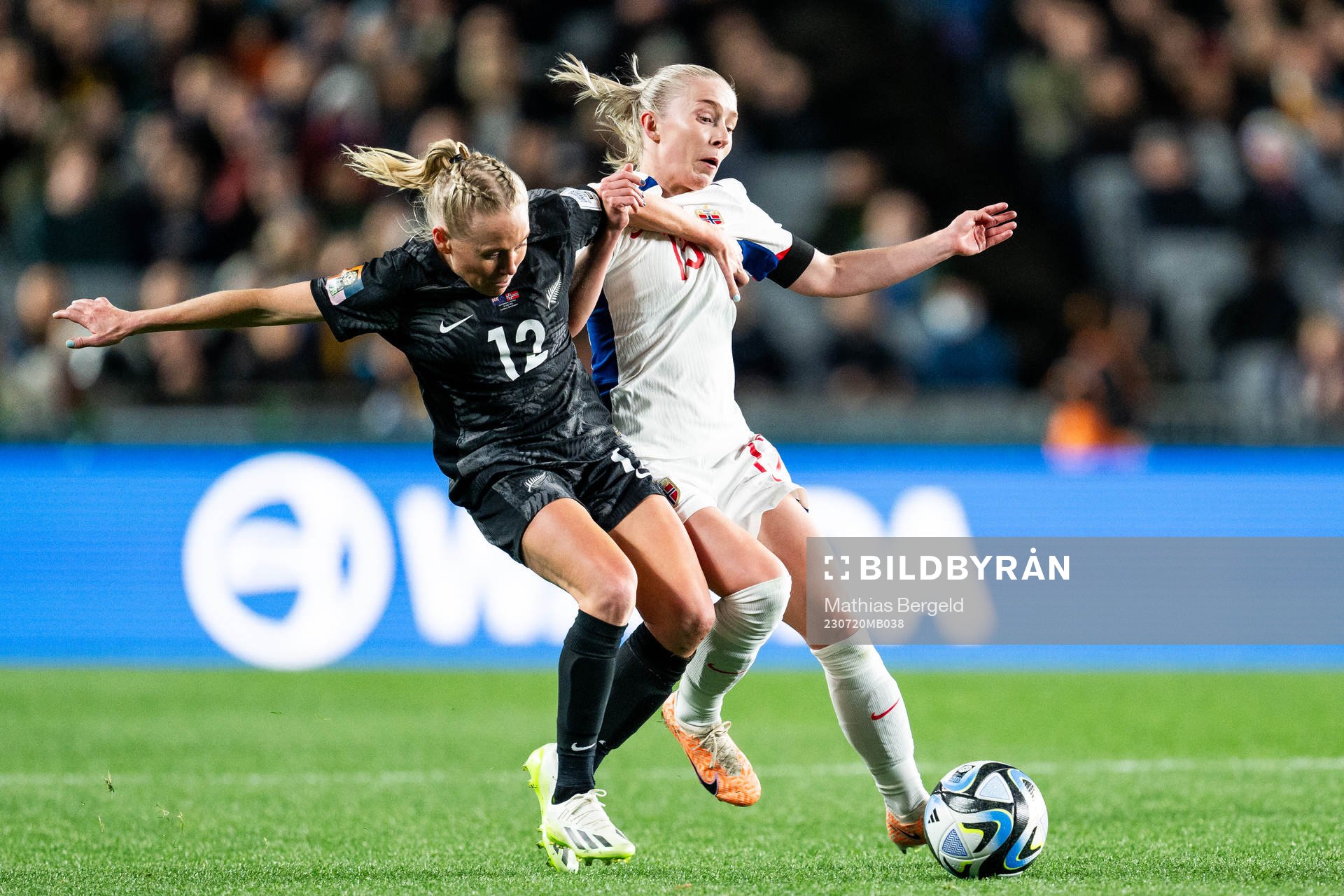 Betsy Hassett of New Zealand and Thea Bjelde of Norway