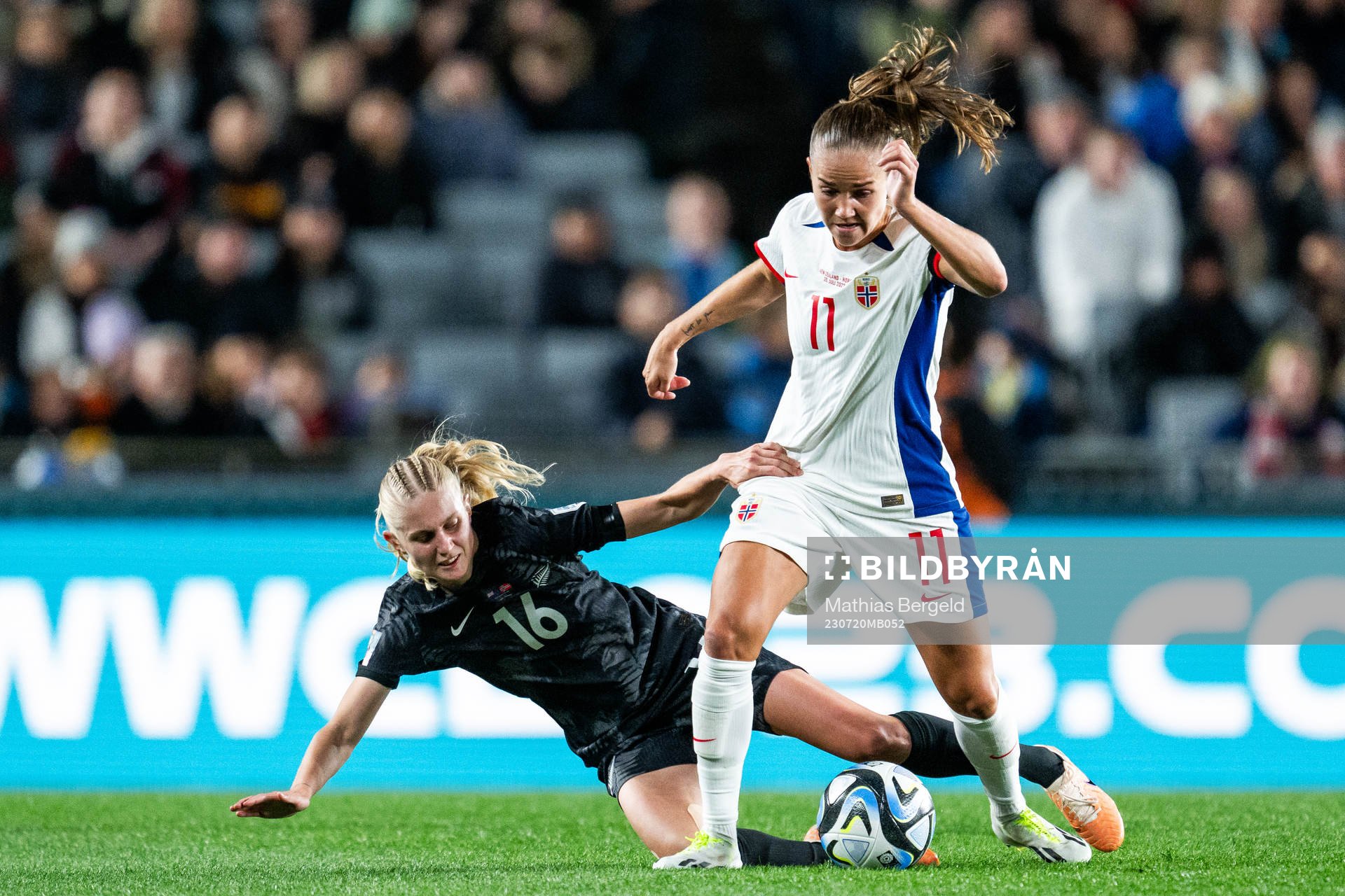 Jacqui Hand of New Zealand and Guro Reiten of Norway