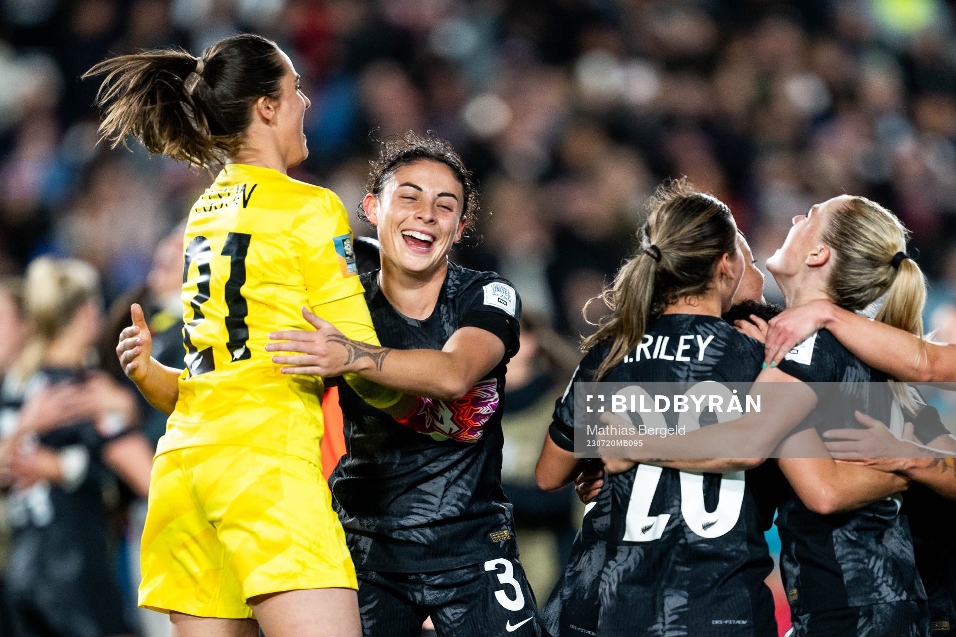 Goalkeeper Victoria Esson and Claudia Bunge of New Zealand