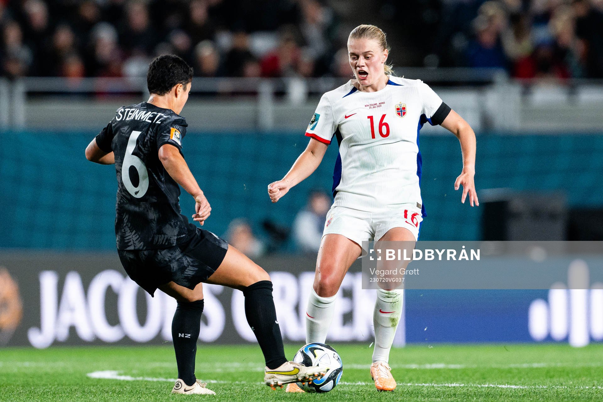 Malia Steinmetz of New Zealand and Mathilde Harviken of