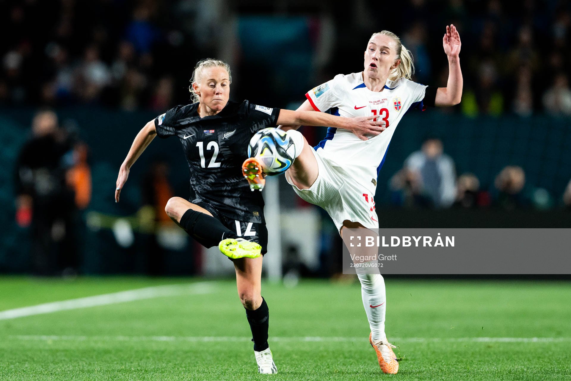 Betsy Hassett of New Zealand and Thea Bjelde of Norway
