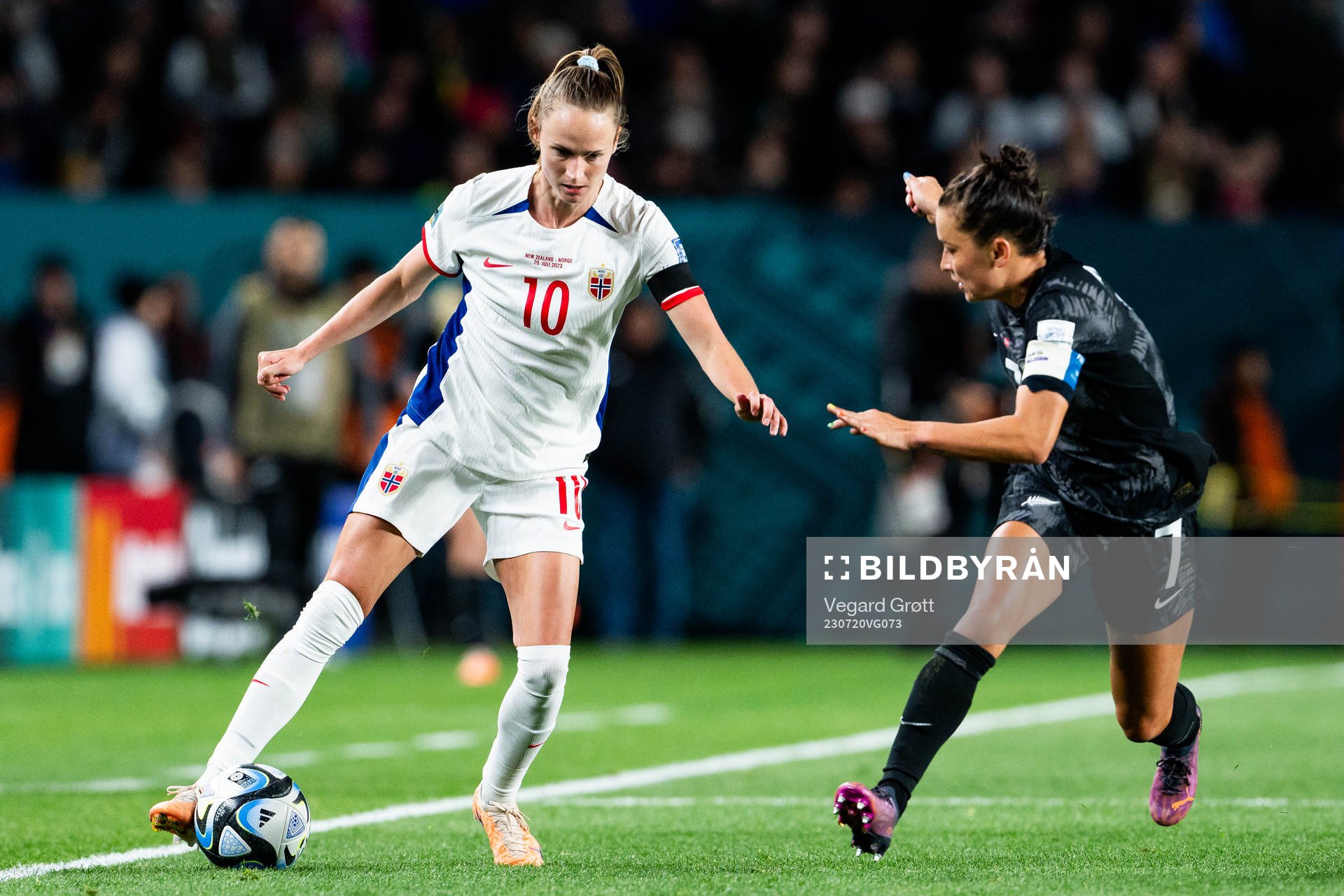 Caroline Graham Hansen of Norway and Ali Riley of New