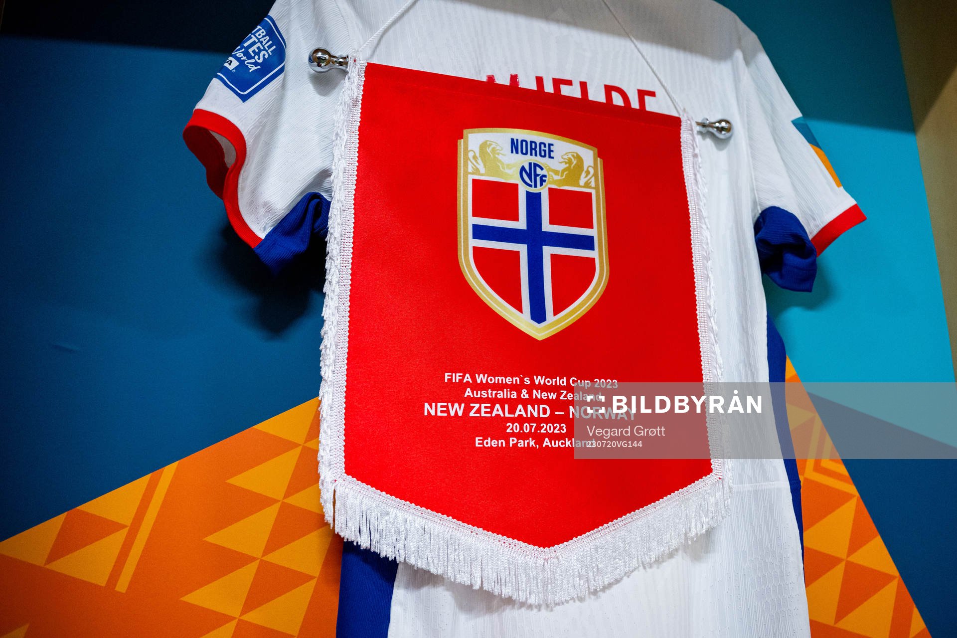 The pennant of Norway in the dressing room