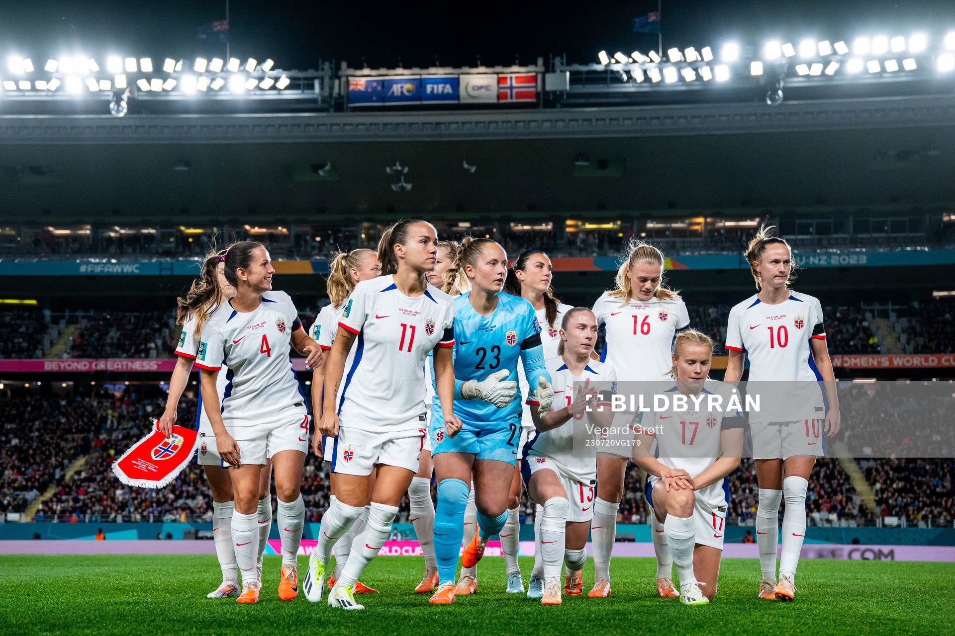 Guro Reiten, goalkeeper Aurora Mikalsen and players of