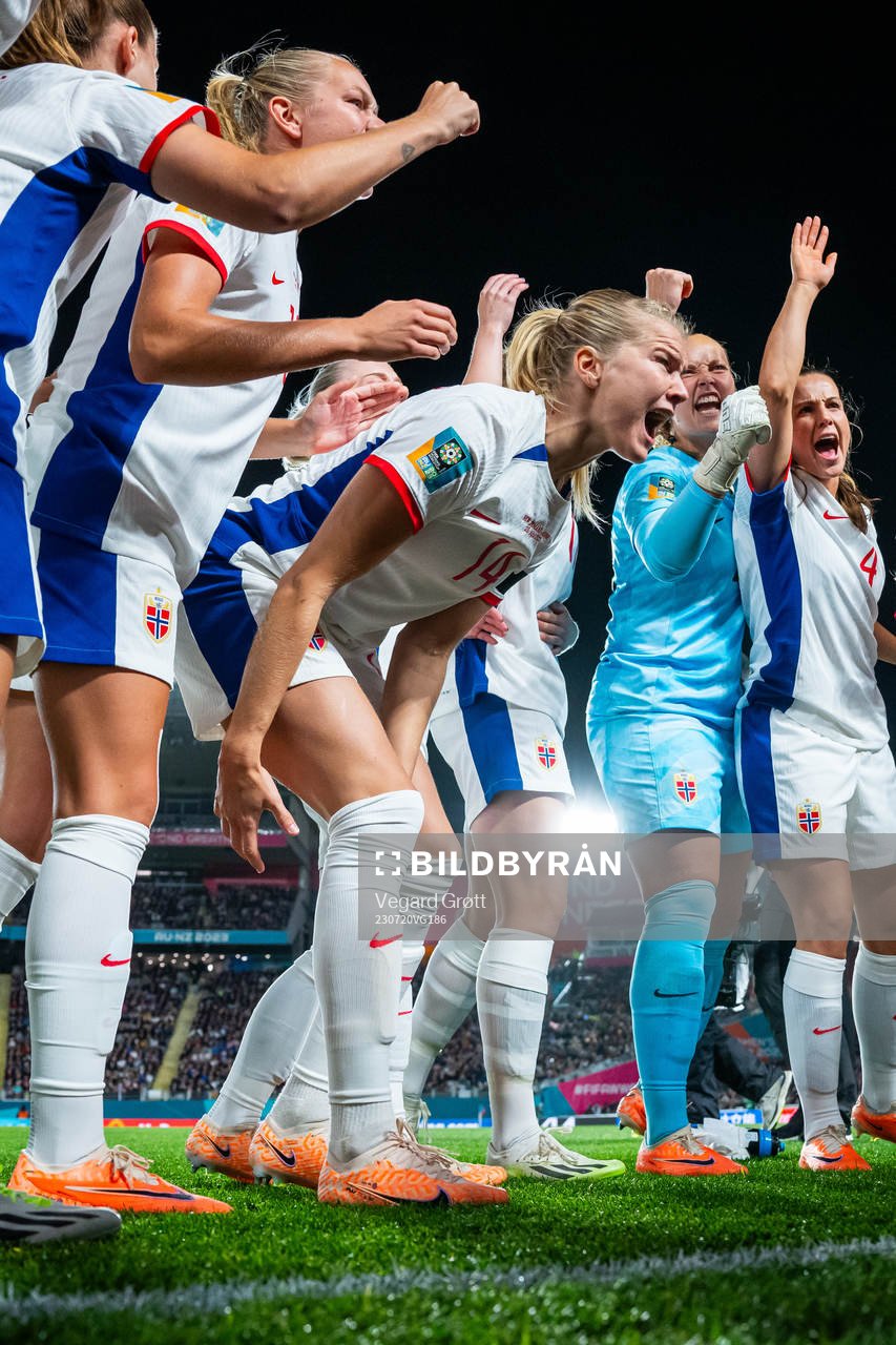 Ada Hegerberg and players of Norway gather in a circle ahead of the FIFA Women's World Cup football match between New Zealand and Norway on July 20, 2023 in Auckland.