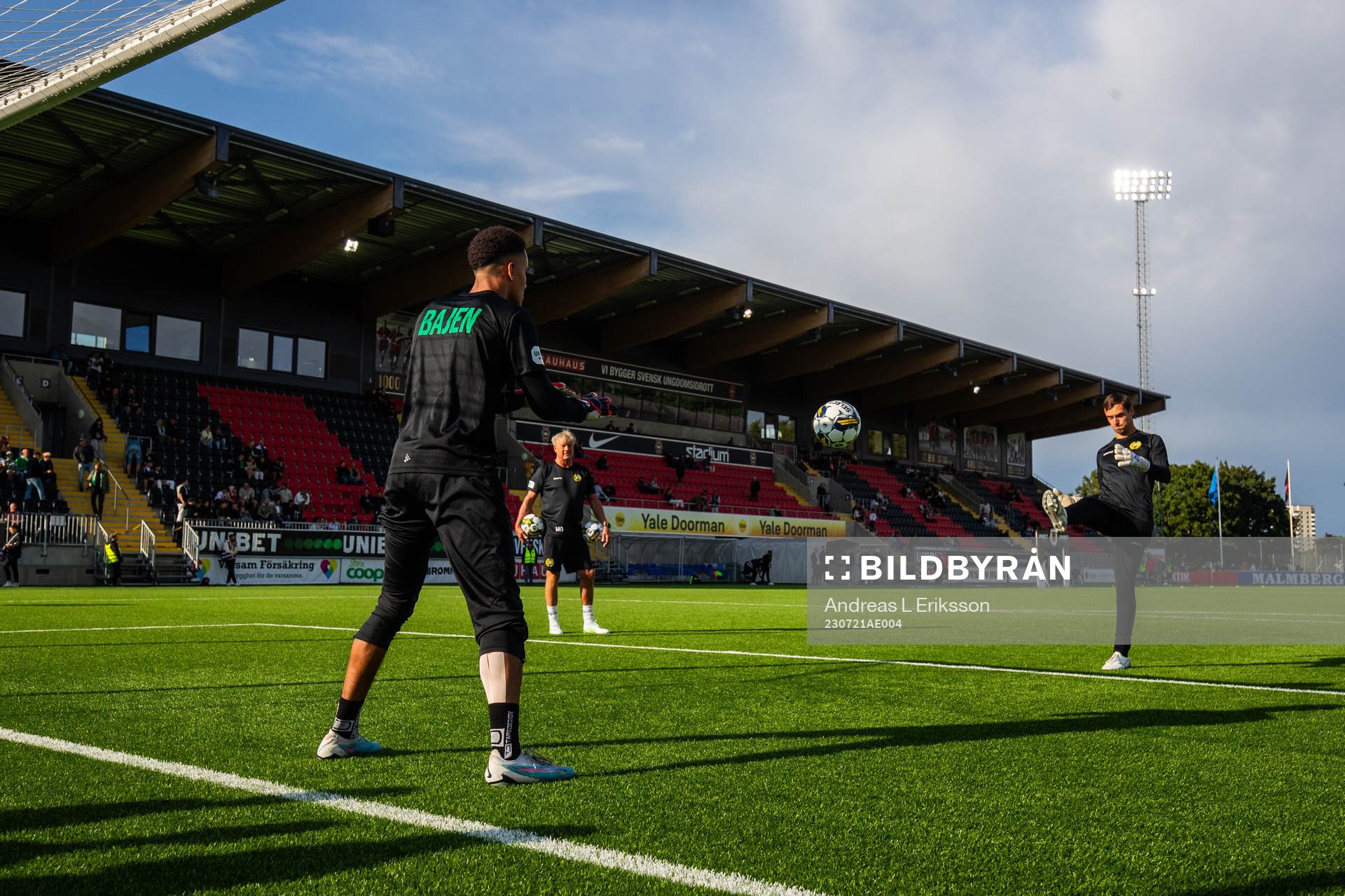 Hammarbys målvakt Oliver Dovin och målvakt Davor Blazevic