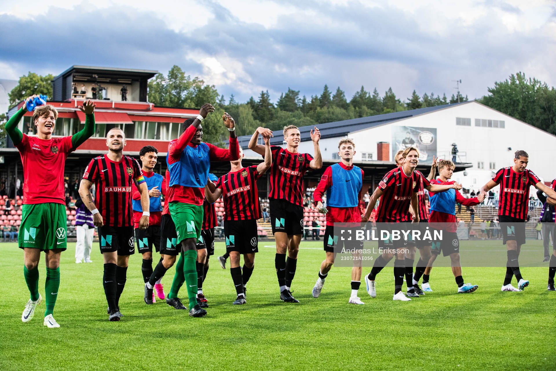 Brommapojkarnas spelare jublar efter fotbollsmatchen i Allsvenskan mellan Brommapojkarna och Hammarby den 21 juli 2023 i Stockholm.