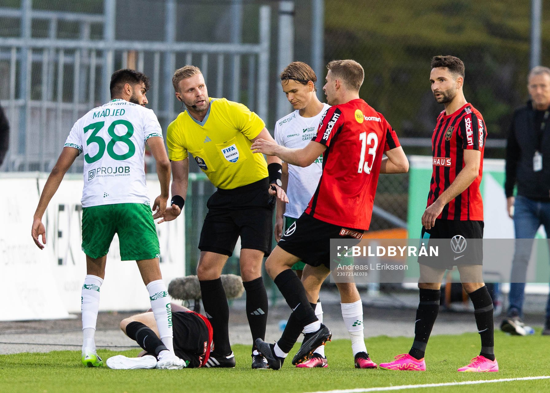 Hammarbys Montader Madjed, domare Glenn Nyberg och