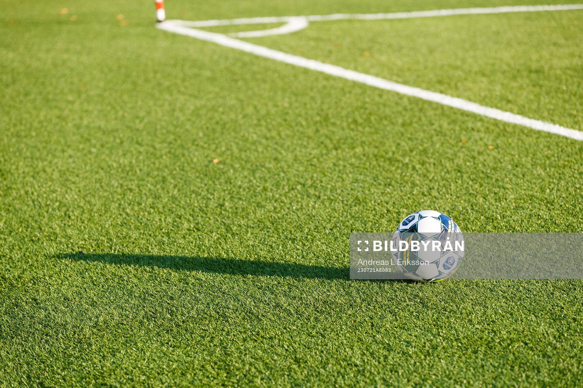 En fotboll ligger på konstgräset