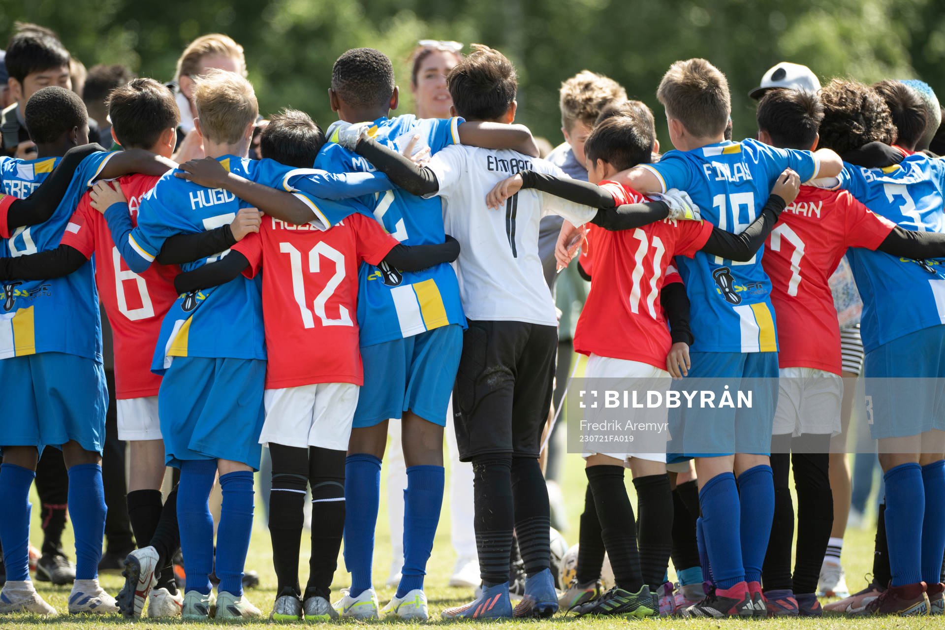Spelare i Legacy Academy och First Kick Academy B11 kramas om efter en match under Gothia Cup den 19 juli 2023 i Alingsås. 
