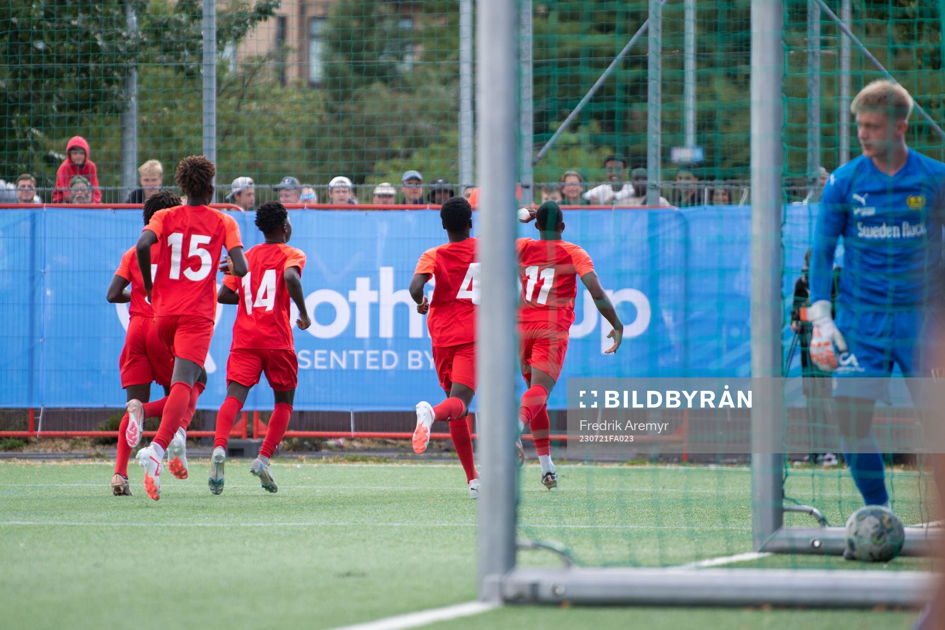 Spelare i Right To Dream jublar efter 1-0 i matchen mot Mjällby under Gothia Cup den 21 juli 2023 i Göteborg. 