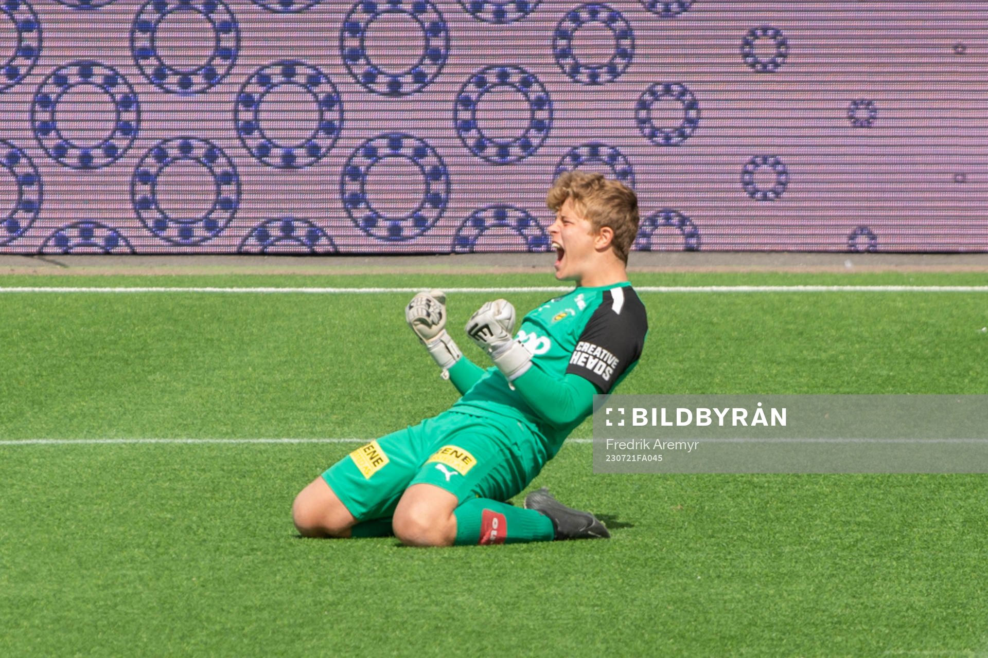 Lilleströms Målvakt Sebastian Naerum Ekerhaugen  jublar