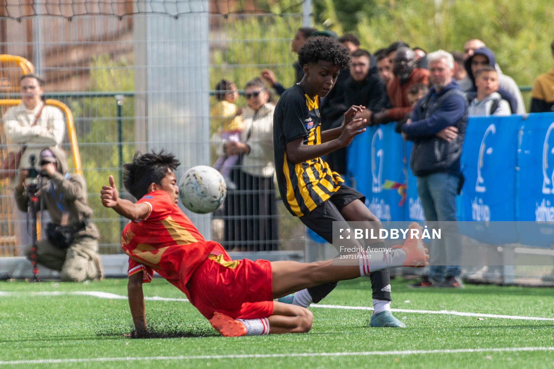 En glidtackling i matchen mellan Tays Bakers Barati och