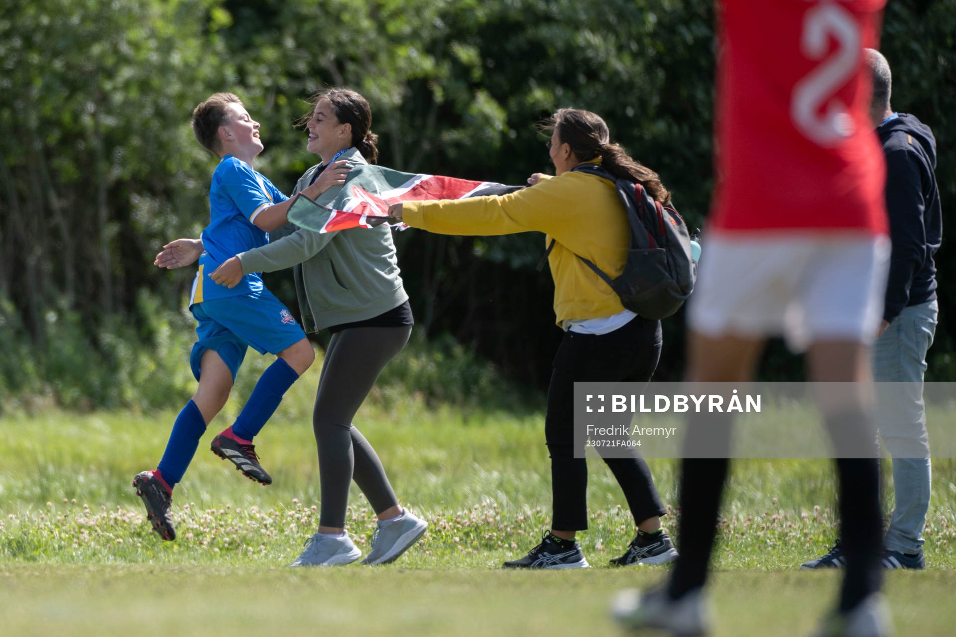 En spelare i Legacy Academy jublar tillsammans med en förälder under Gothia Cup den 19 Juli i Alingsås. 